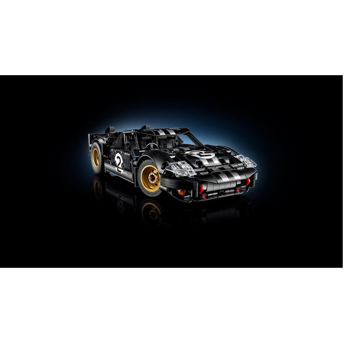 Czarny Lego Ford GT ze złotymi kołami, białymi paskami i numerem 2 z boku, na czarnym tle.