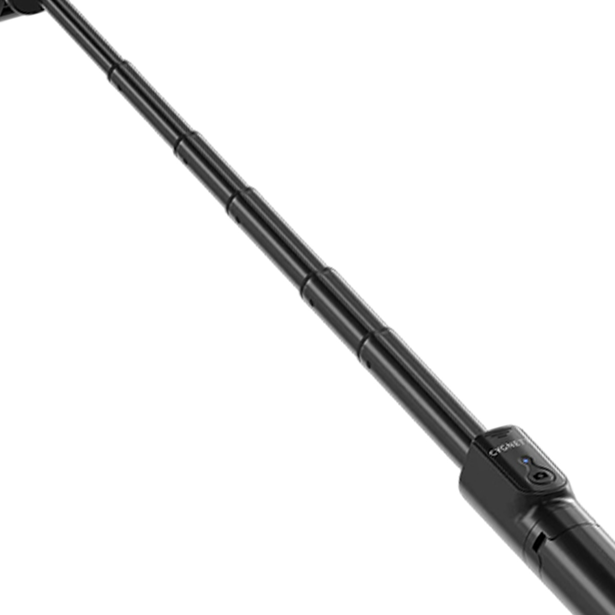 Un selfie stick nero si estende diagonalmente. L'impugnatura ha pulsanti e il marchio 'CYGNET'. Lo sfondo è bianco.