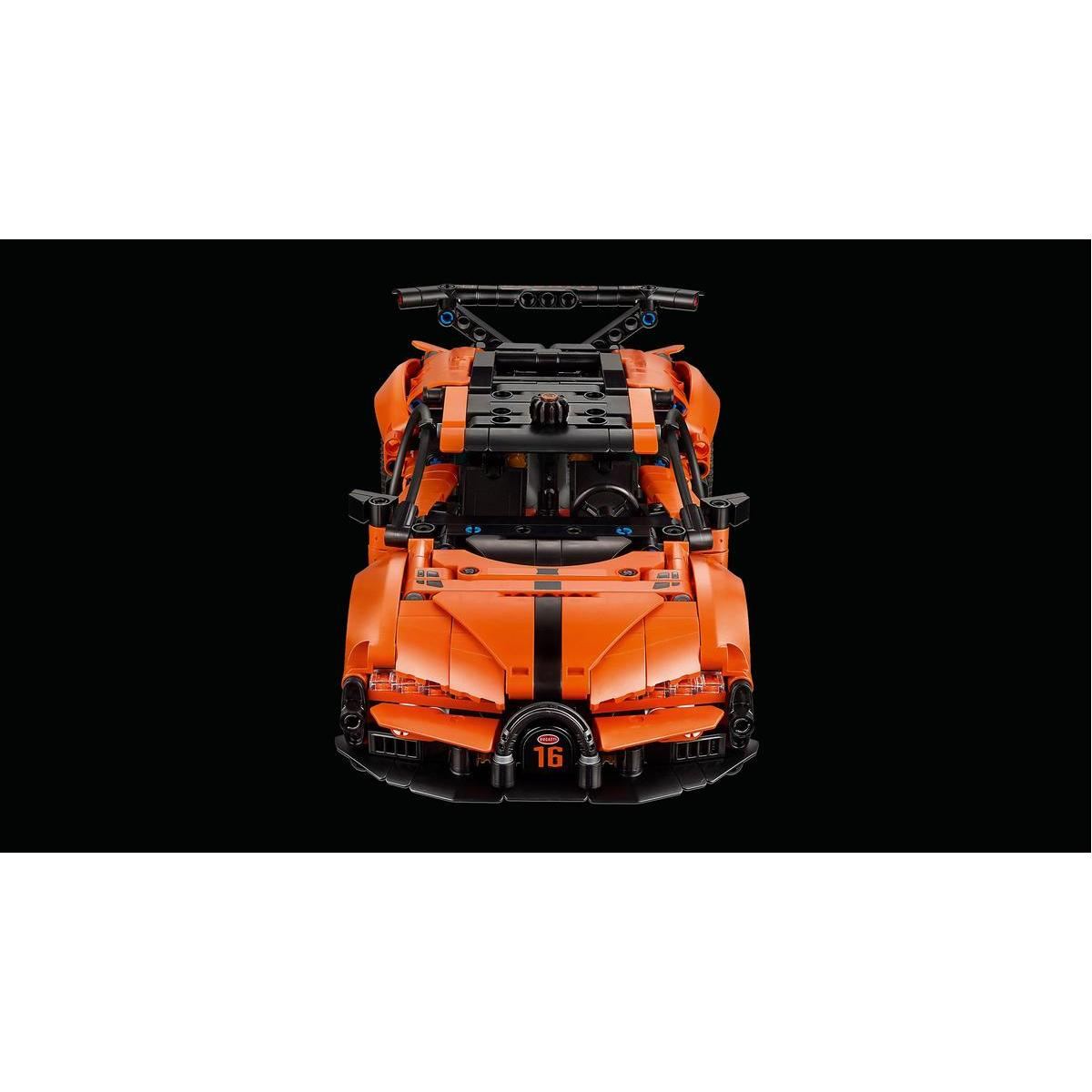 Pomarańczowy samochód wyścigowy Lego z czarnymi paskami i numerem 16. Tło jest czarne.