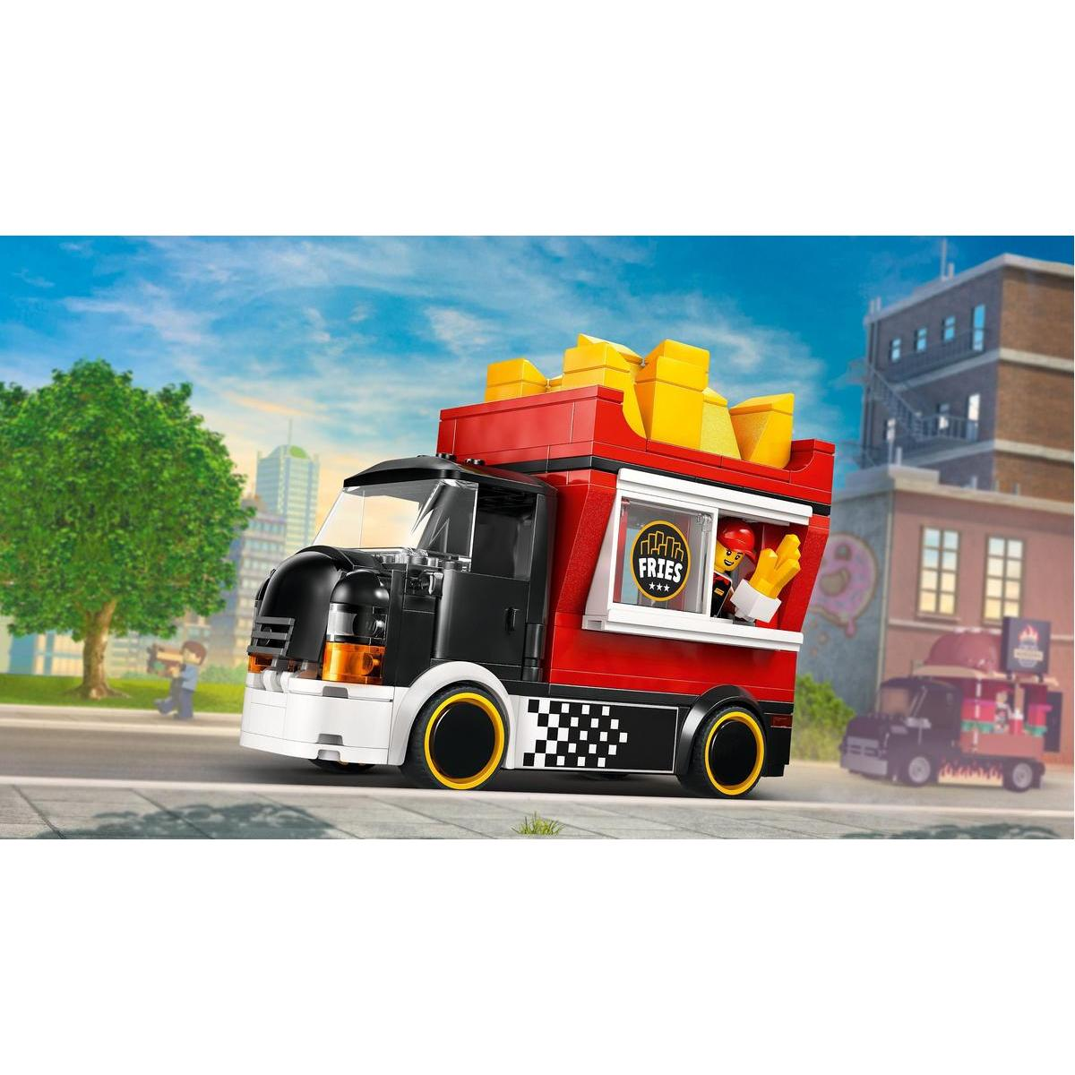 Lego food truck sprzedający frytki. Ma czerwono-czarny korpus z oknem. Figurka Lego jest w środku. Inne budynki w tle.