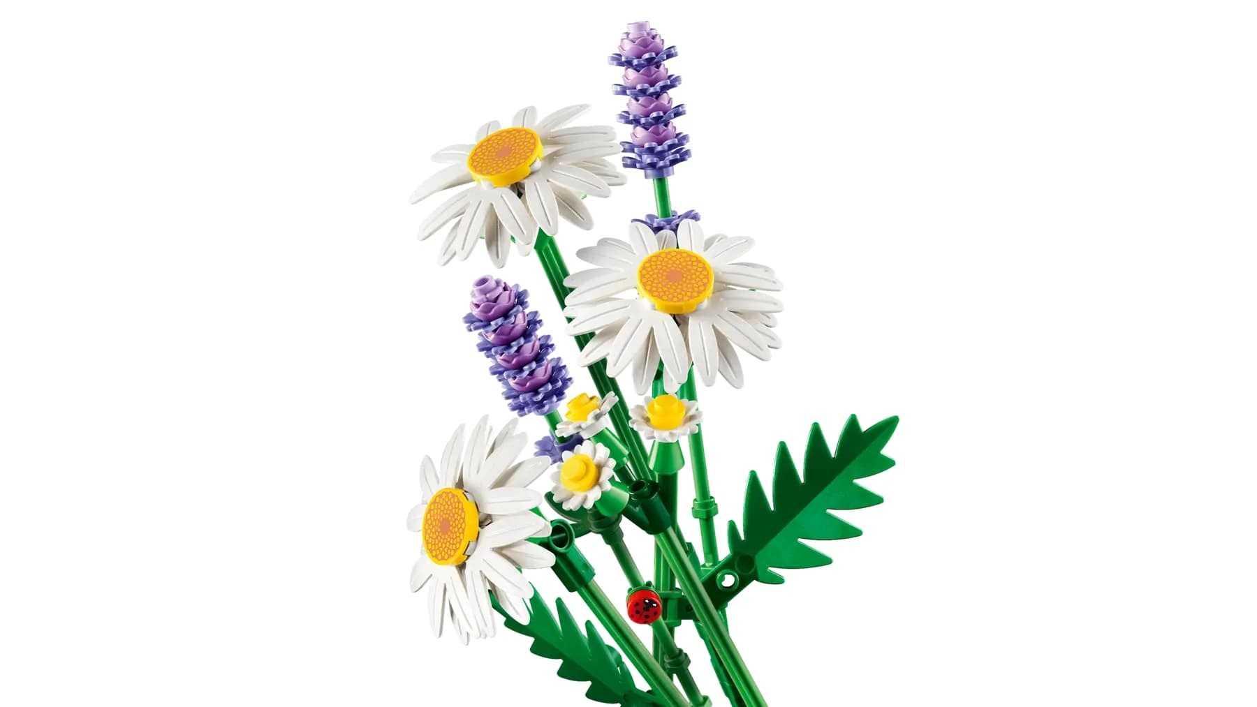 Ein Strauß Lego-Blumen: Gänseblümchen, Lavendel und Blätter auf weißem Hintergrund, mit einem Marienkäfer.
