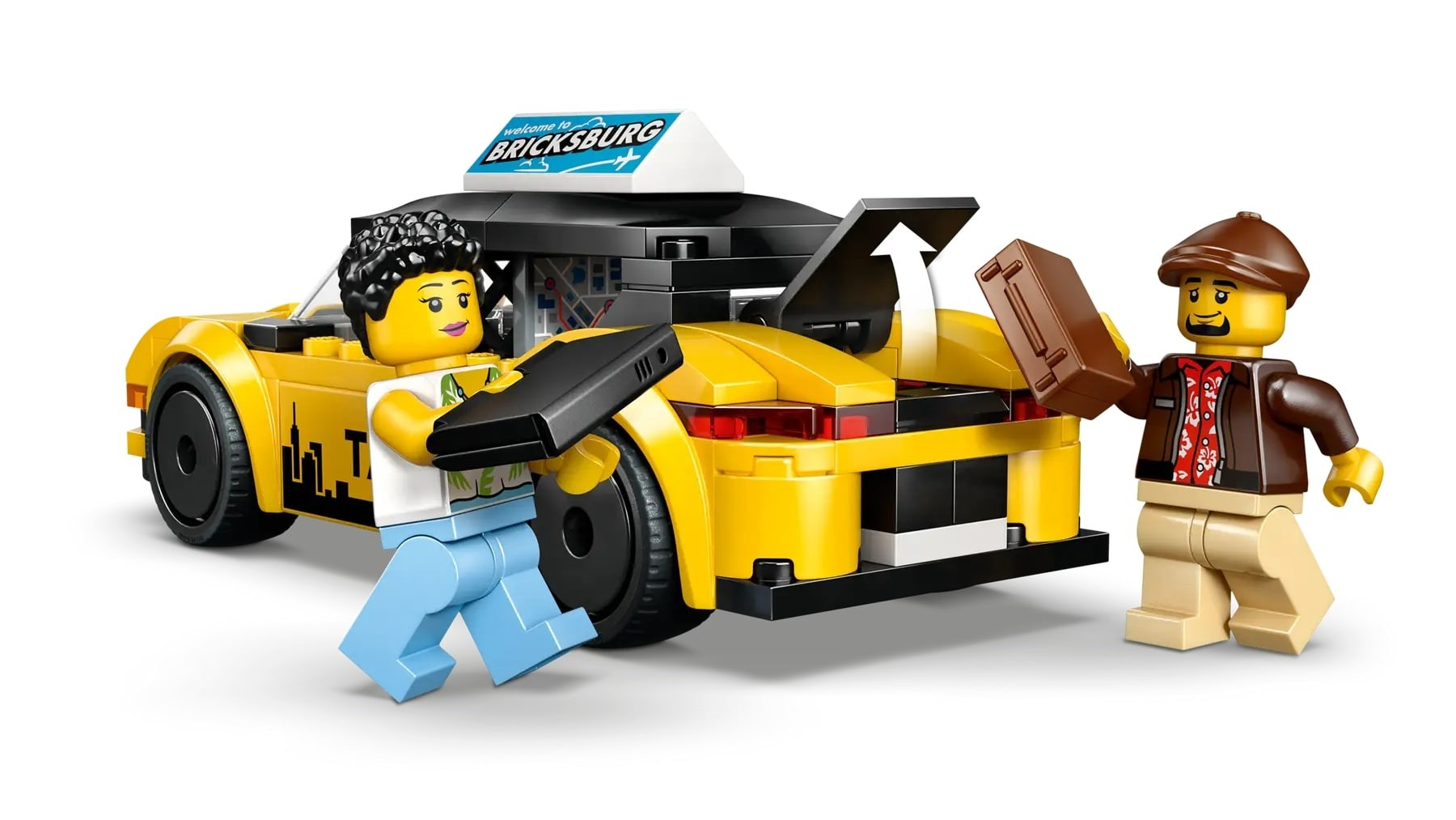 Taxi Lego z kierowcą i pasażerem. Żółty samochód, czarny spojler, znak na górze. Pasażer z walizką. Białe tło.
