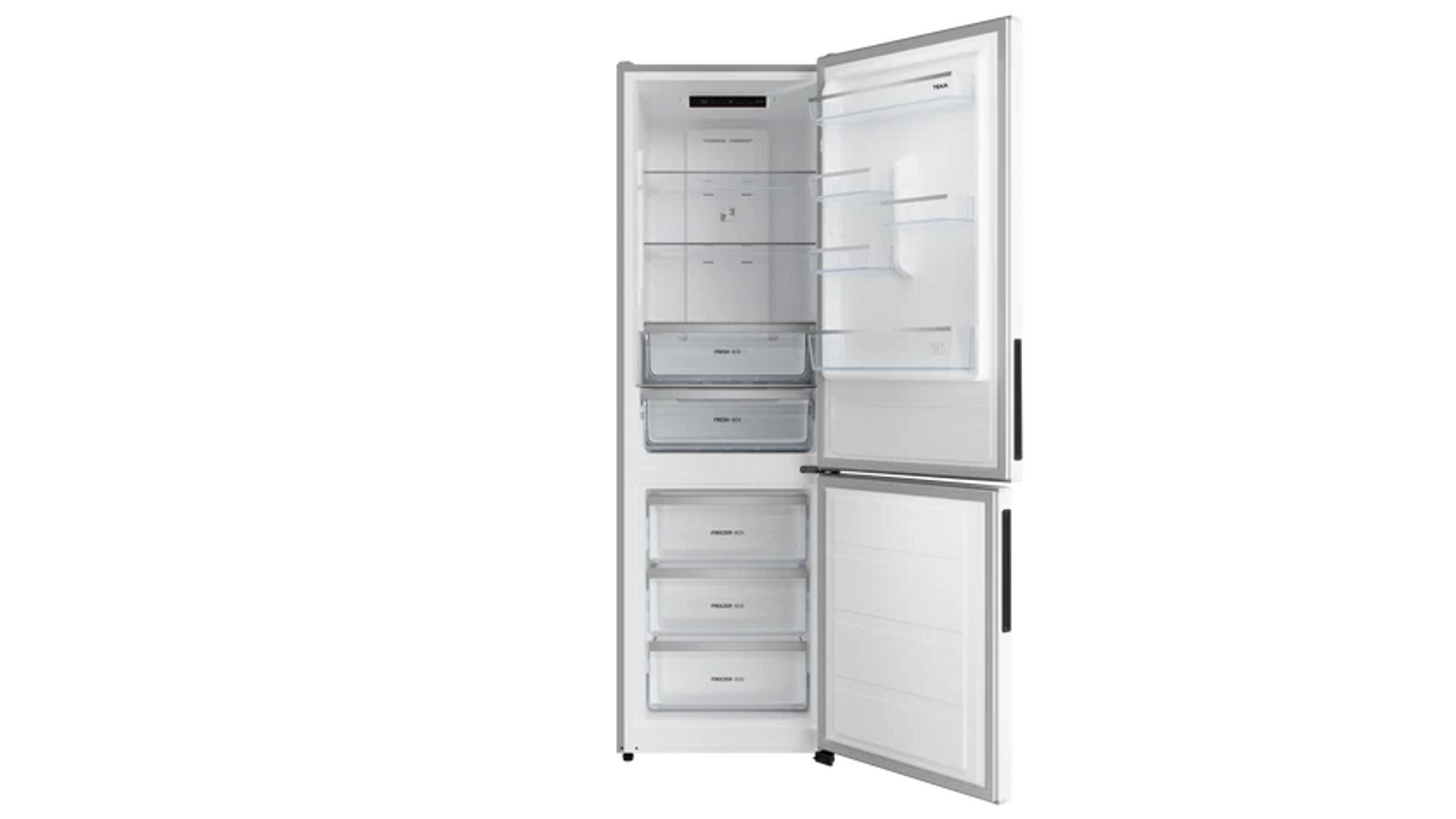 Ein weißer Kühlschrank mit offener Tür. Innen sind Regale, Schubladen und Fächer sichtbar. Schwarzer Hintergrund.