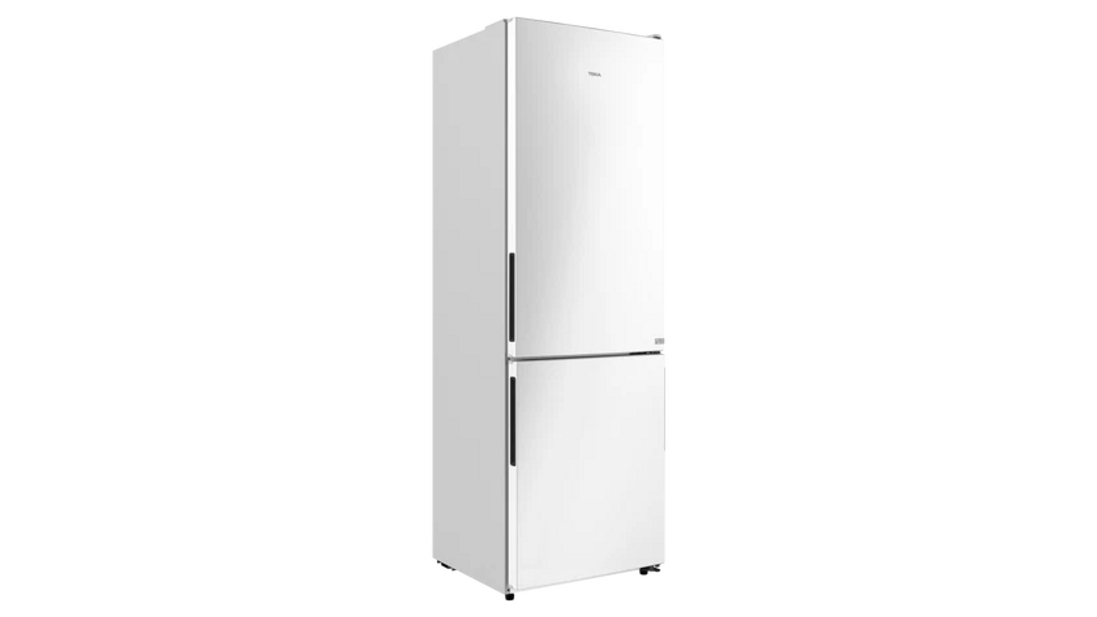 Ein weißer Kühlschrank mit zwei Türen und schwarzen Griffen vor schwarzem Hintergrund.