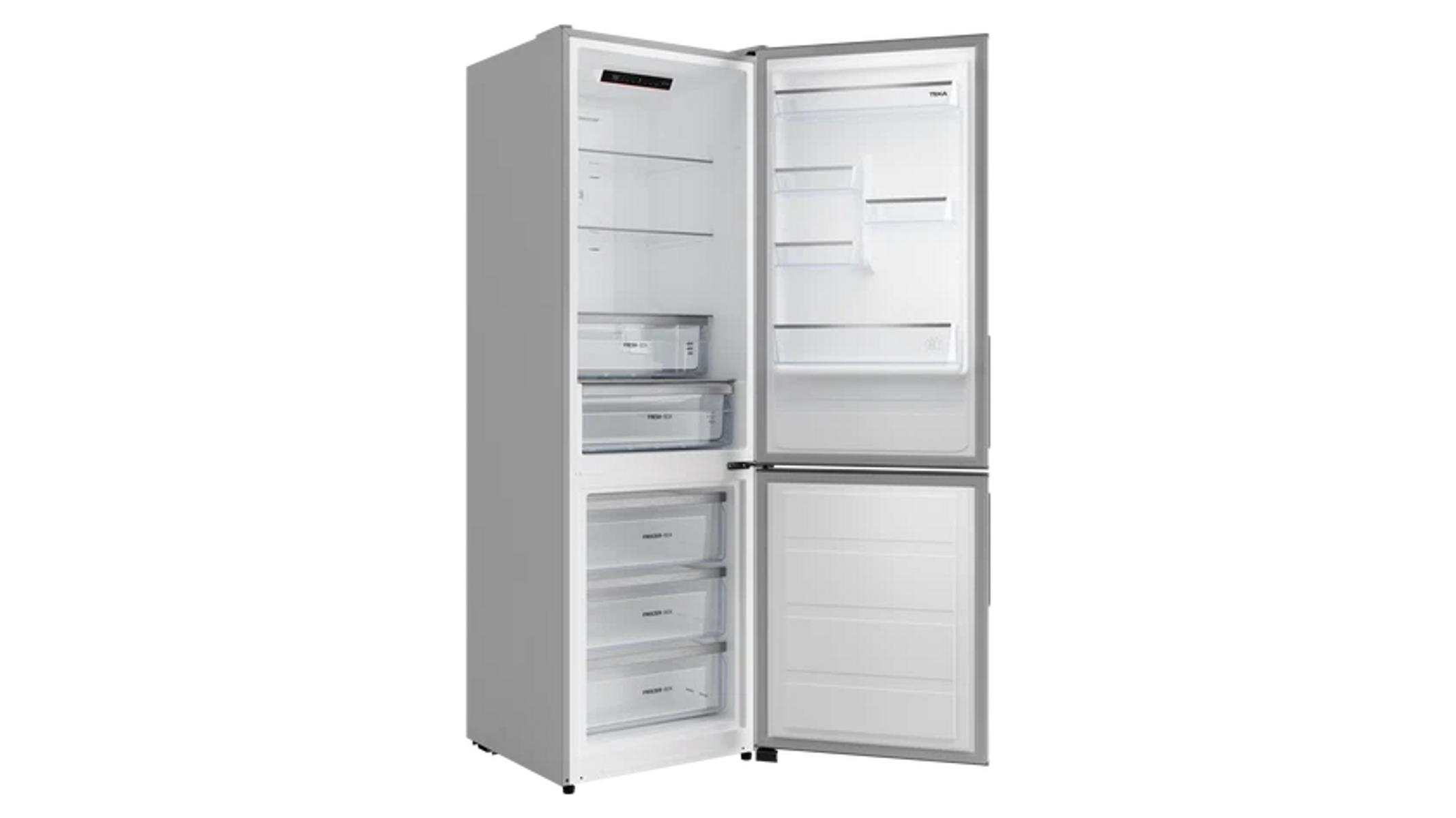 Ein weißer Kühlschrank mit geöffneten Türen. Die linke Tür ist vollständig geöffnet und zeigt Regale. Die rechte Tür hat Staufächer.