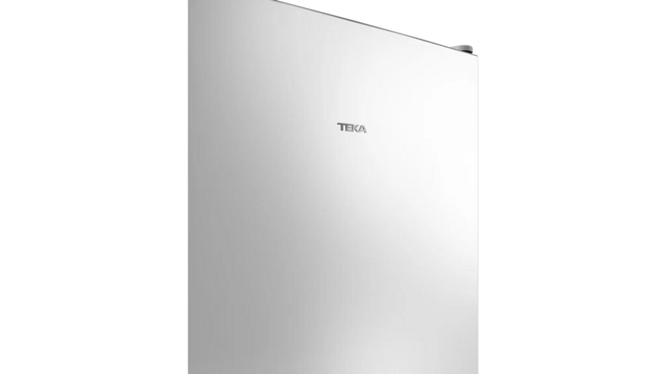 Ein weißer Kühlschrank mit dem Teka-Logo. Der Hintergrund ist schwarz.