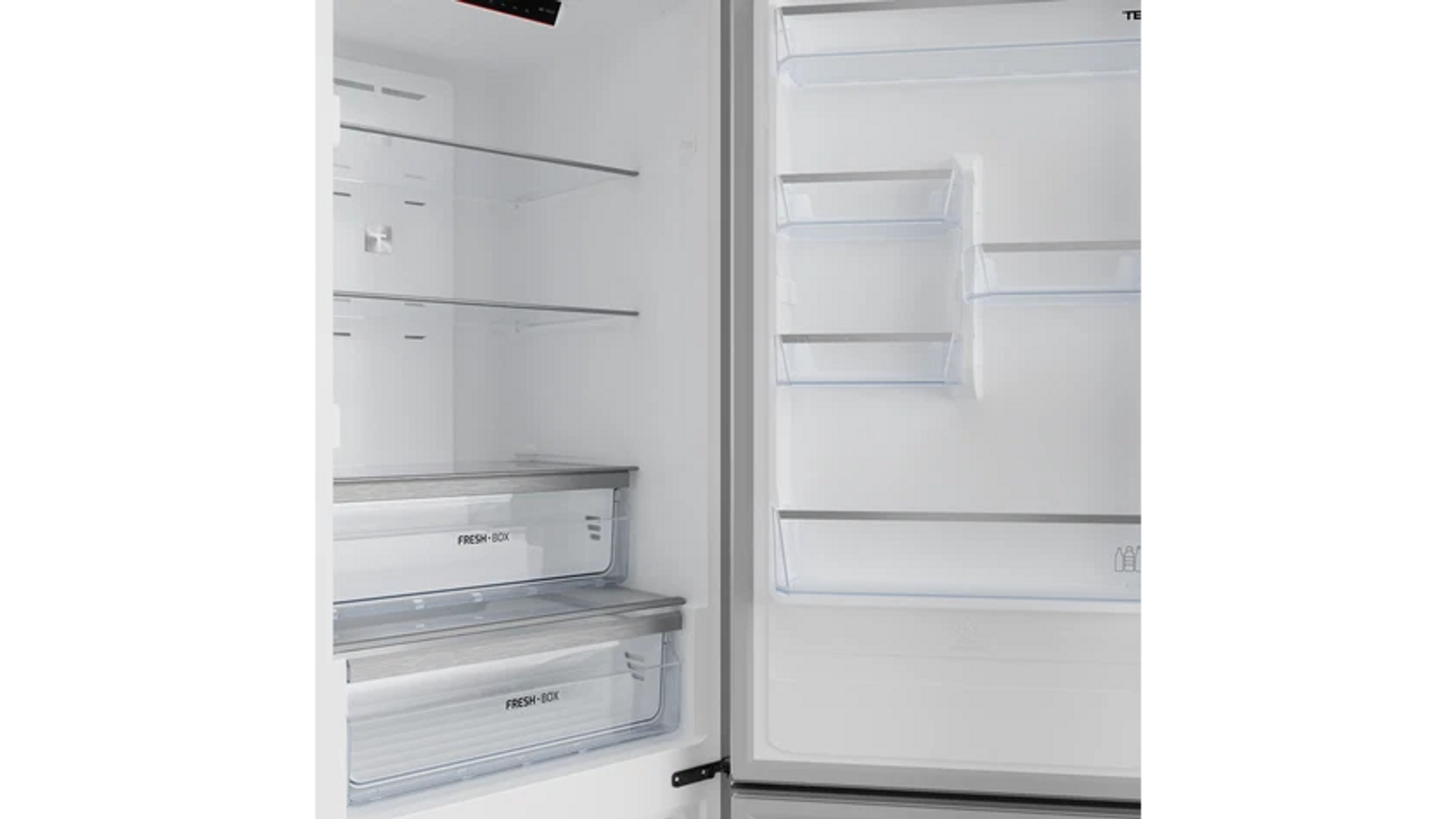 Offener Kühlschrankinnenraum. Regale, Schubladen und Fächer sind sichtbar. Auf den Etiketten steht 'FRESH-BOX'.
