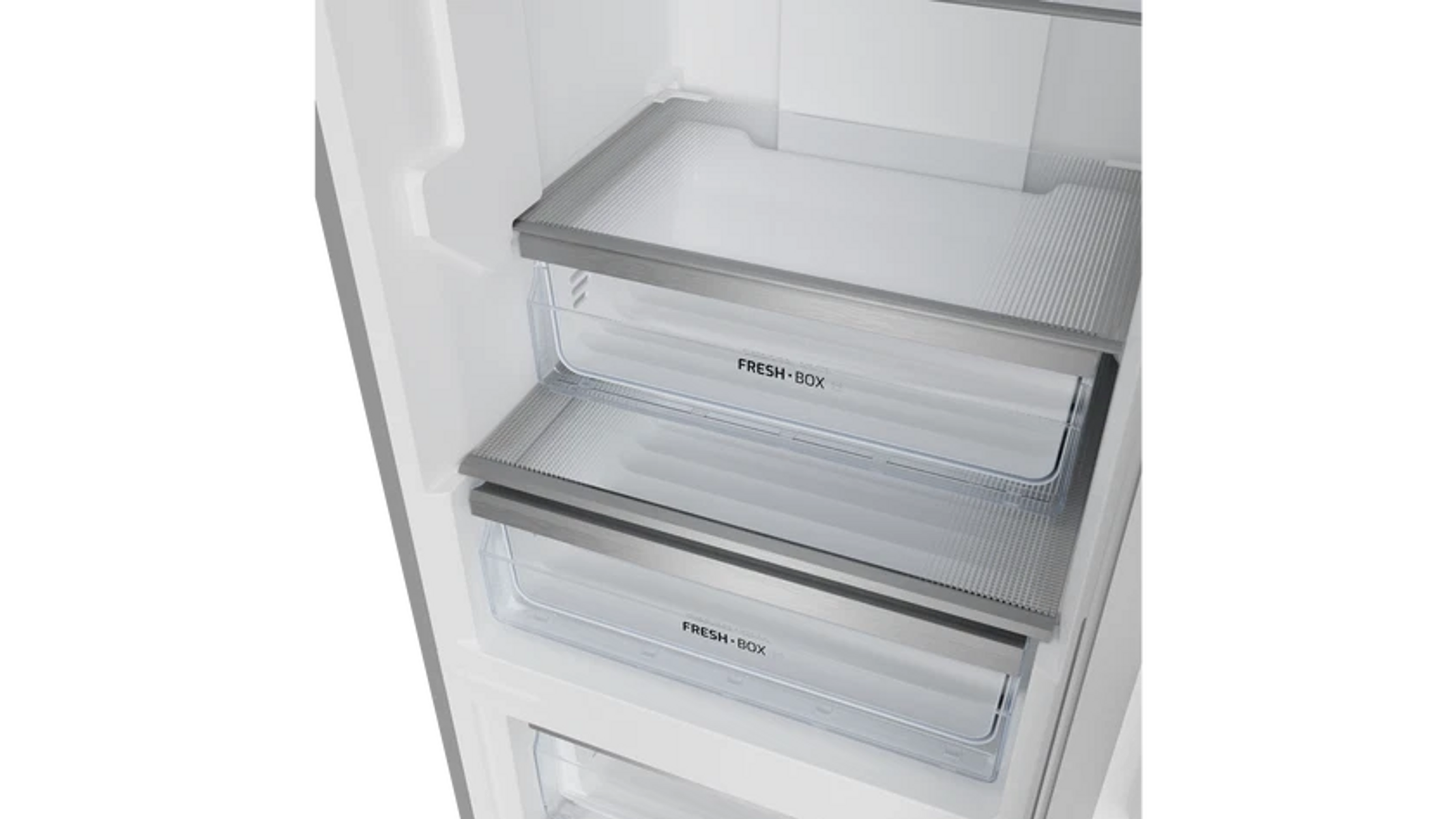 Inneres eines Kühlschranks mit zwei transparenten Schubladen mit der Aufschrift 'FRESH BOX'. Metallleisten und weißer Innenraum.