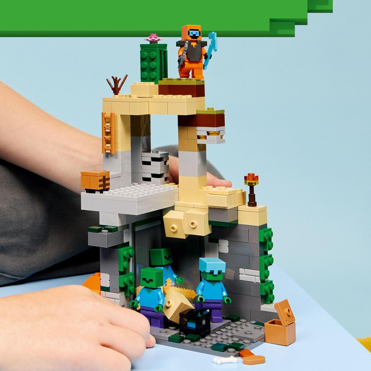 Zestaw Lego Minecraft z postaciami i strukturami. Zawiera figurkę z kilofem, zombie i skrzynię skarbów.