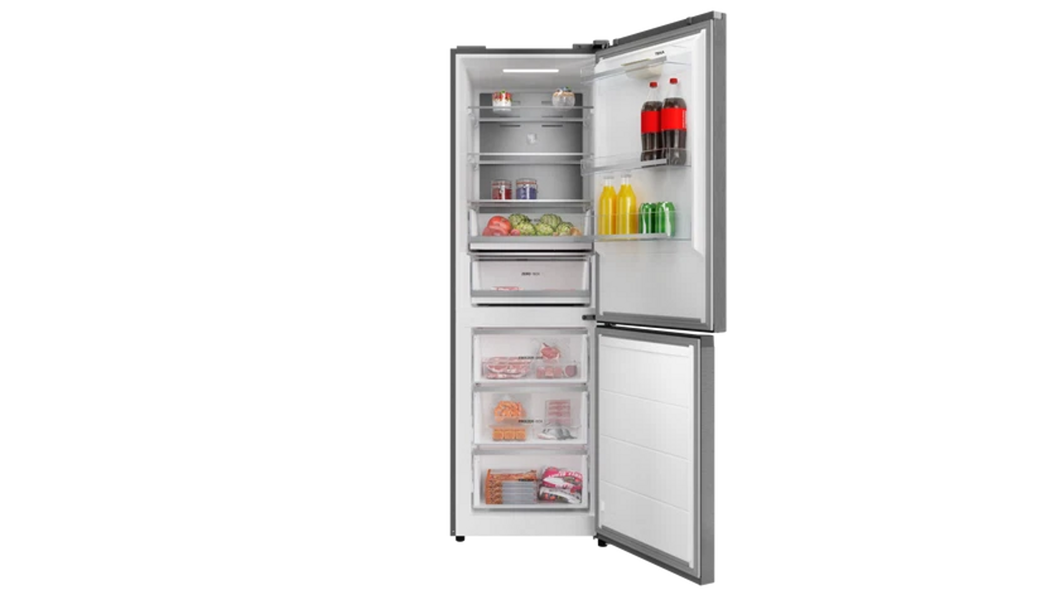 Refrigerador abierto lleno de alimentos y bebidas. Los estantes superiores contienen alimentos, bebidas y productos. La parte inferior tiene cajones congeladores con alimentos.