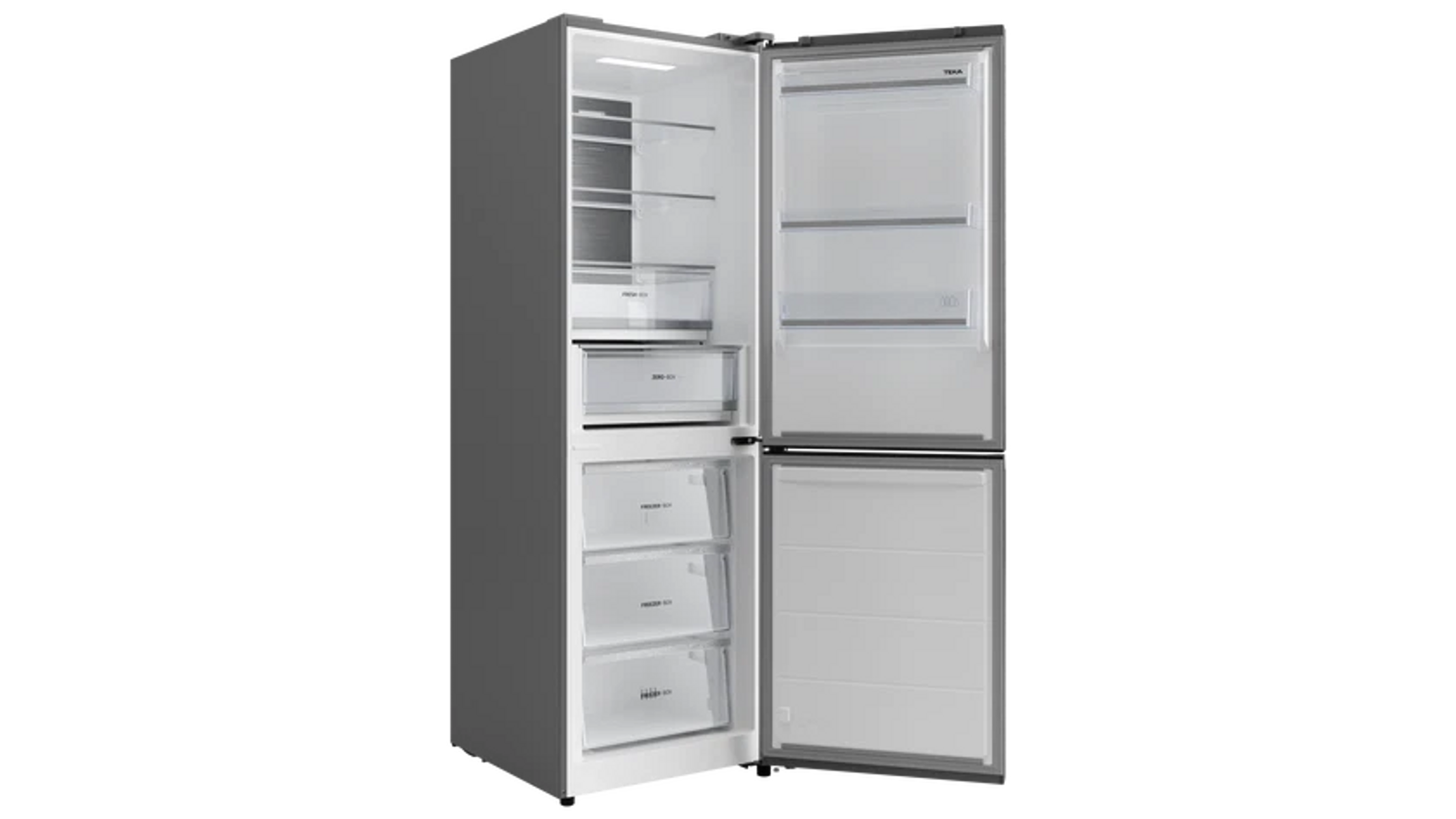 Un refrigerador plateado con la puerta abierta, revelando estantes y cajones. La sección del congelador está abajo, con tres cajones visibles.