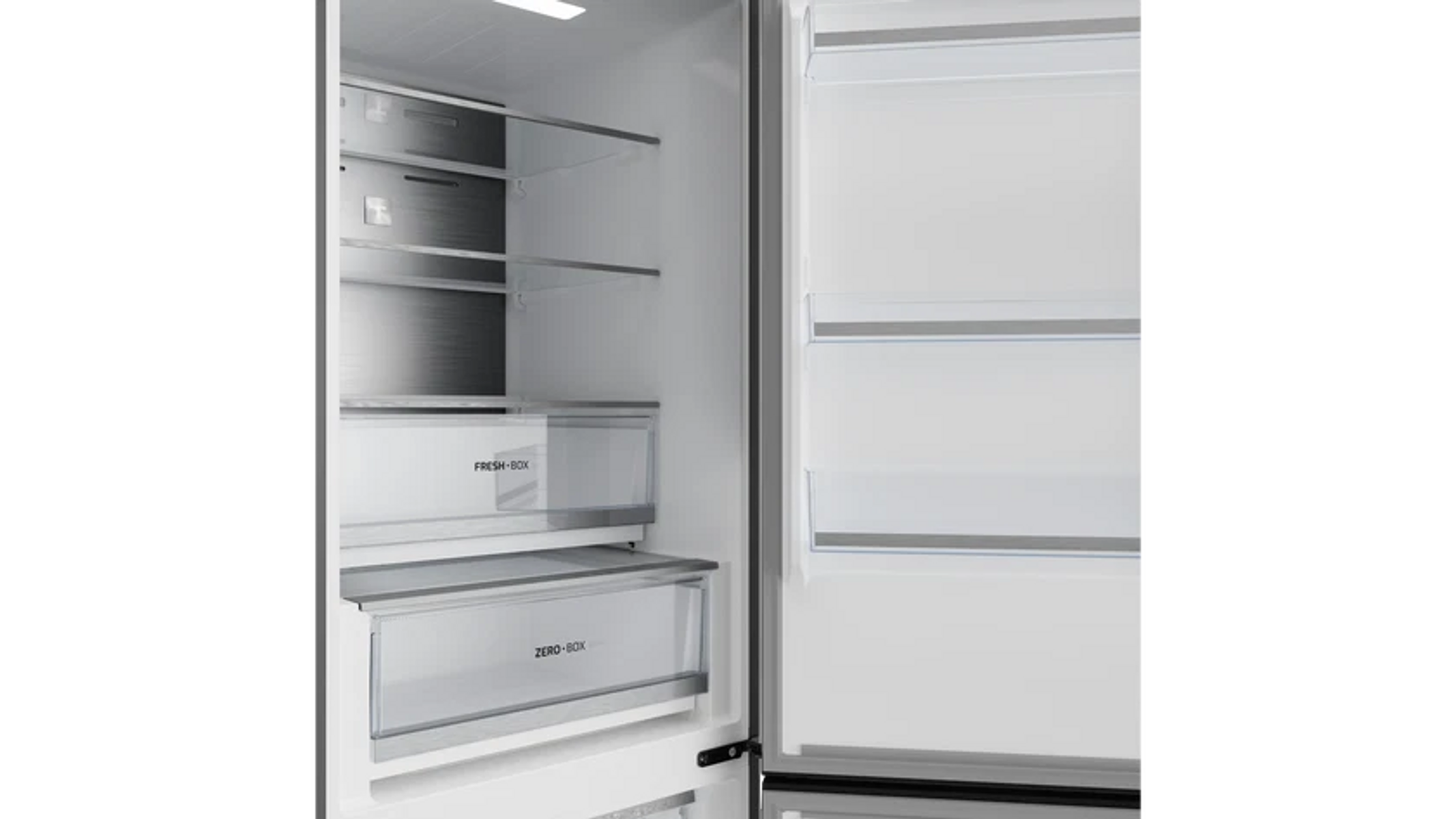 Interior de un refrigerador abierto. Se ven estantes, cajones con las etiquetas 'FRESH-BOX' y 'ZERO-BOX', y la puerta. Interior blanco.