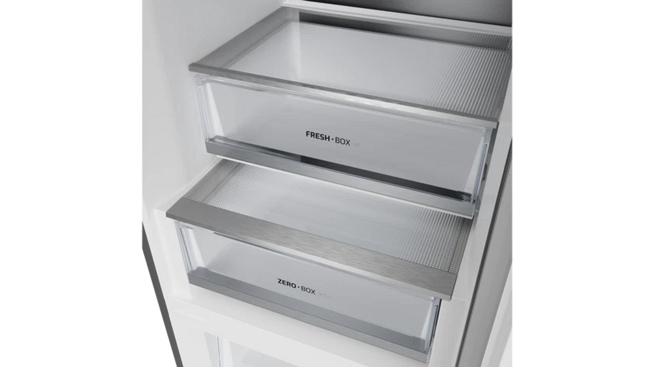 Dentro de un frigorífico, se ven dos cajones transparentes con las etiquetas 'FRESH BOX' y 'ZERO BOX'. Tienen marcos metálicos.