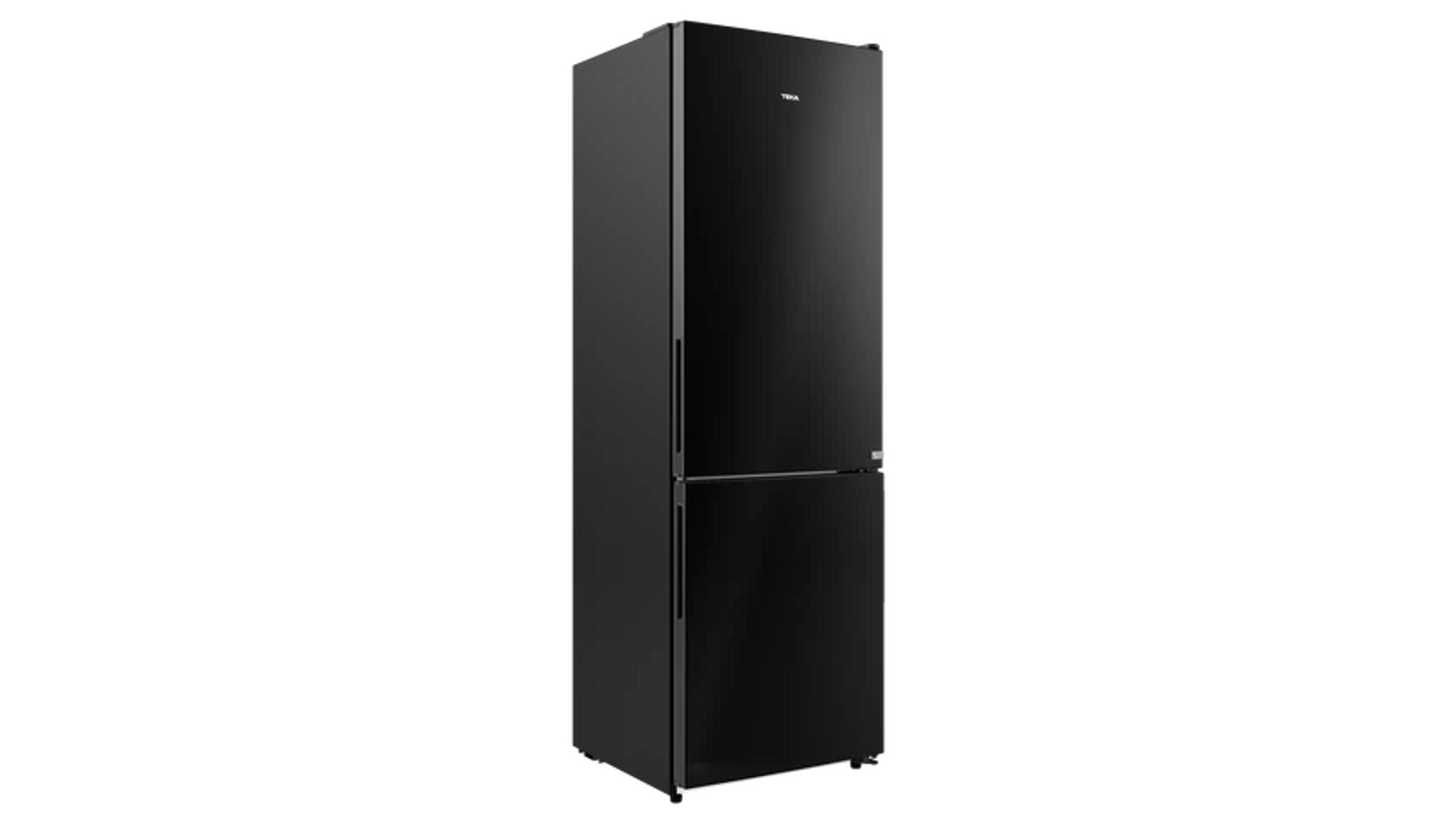 Un refrigerador negro de dos puertas sobre un fondo negro. La puerta superior tiene la marca 'TEKA'.