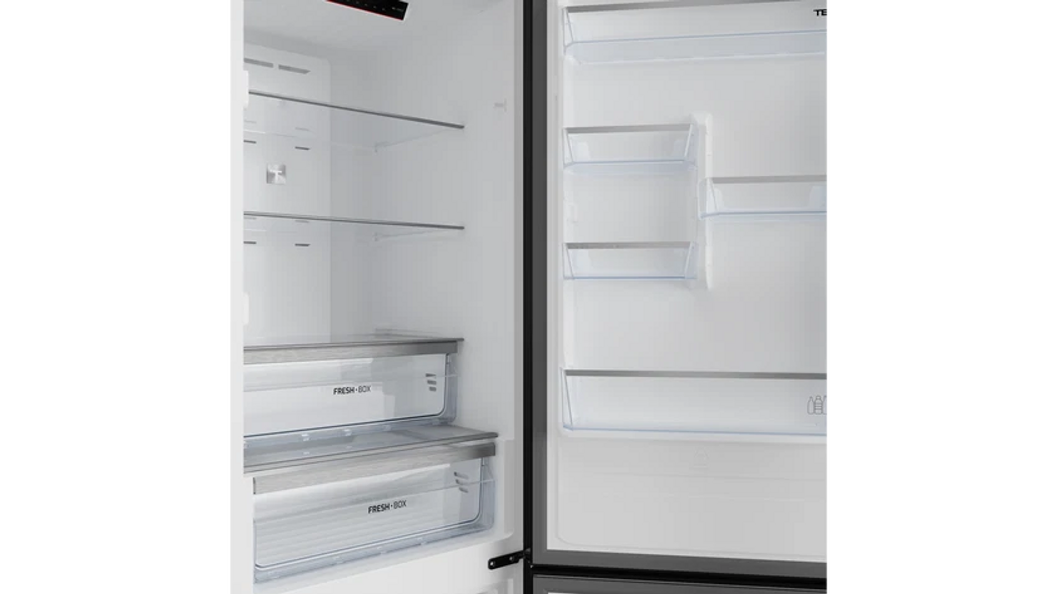 Un refrigerador abierto, interior blanco con estantes y cajones. La puerta tiene compartimentos. El refrigerador está vacío.