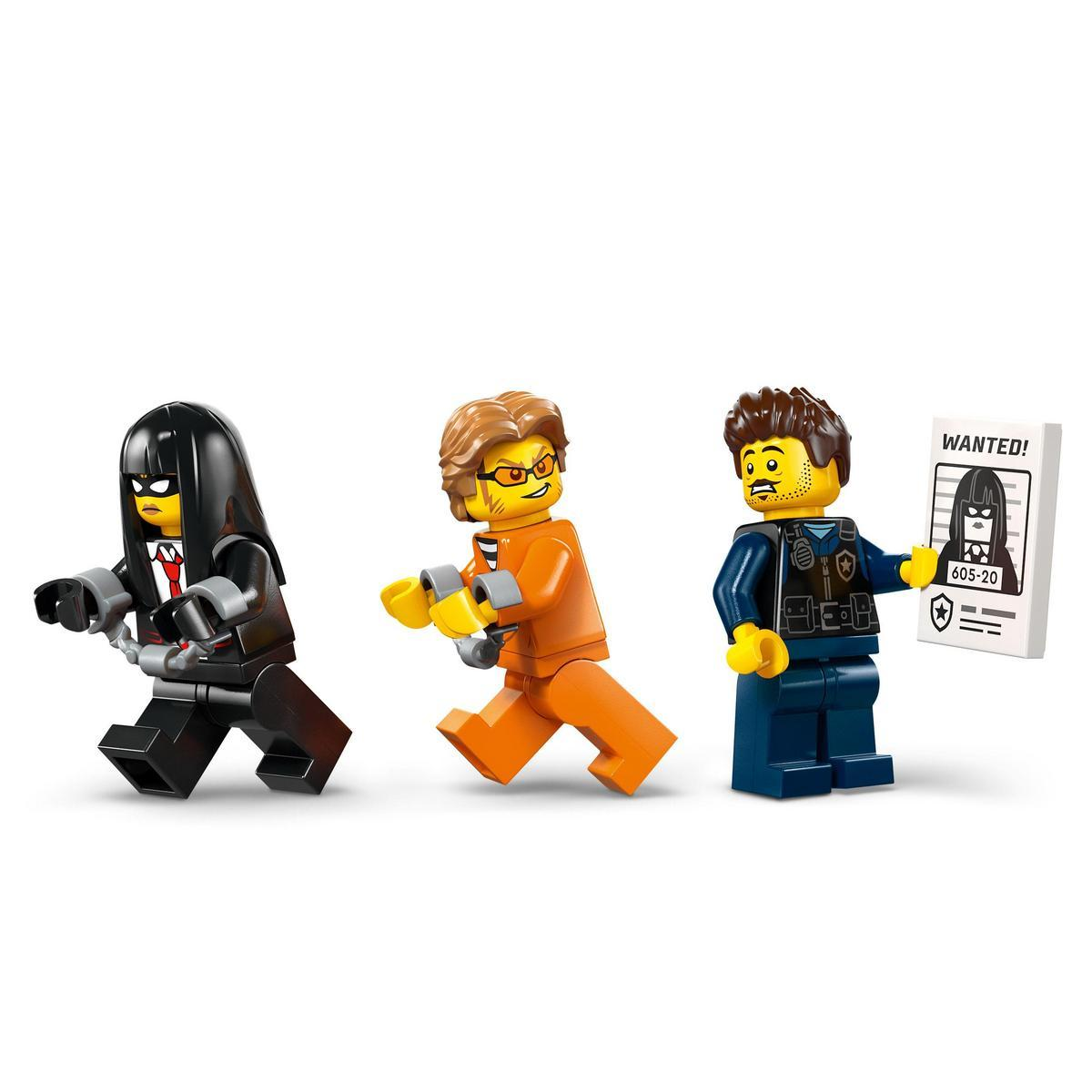 Figurki Lego: więzień w czerni, więzień w pomarańczu, policjant z plakatem poszukiwawczym. Wszyscy idą.