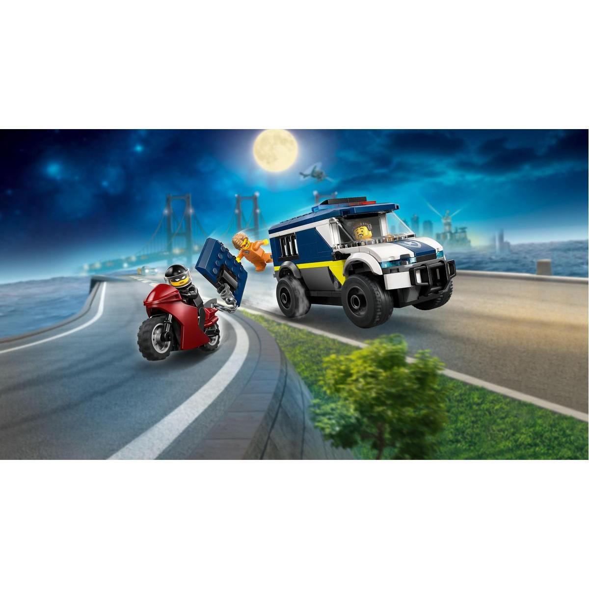 Scena pościgu policyjnego Lego: motocykl, radiowóz i przewożony więzień. Nocna scena z mostem i księżycem.