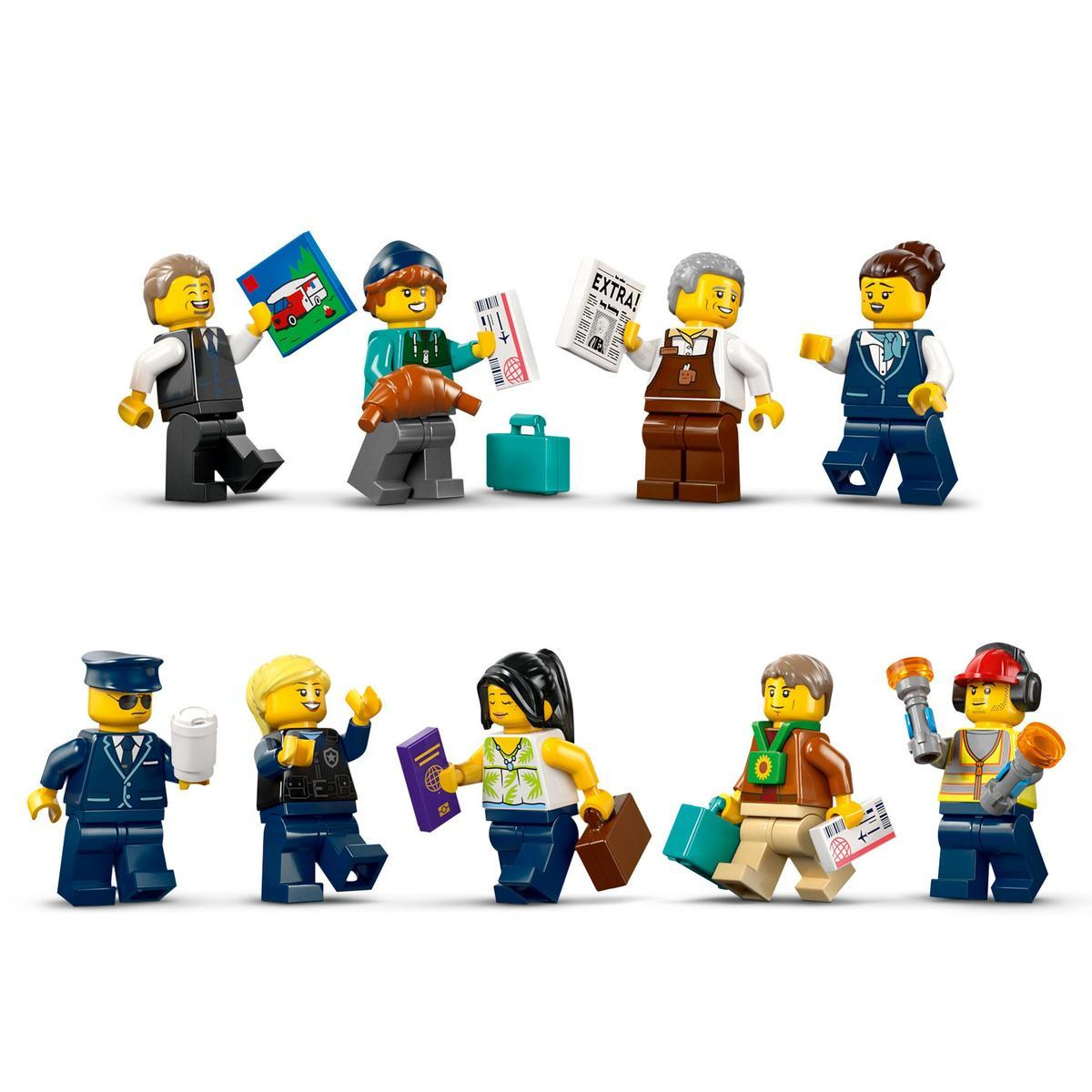 Grupa figurek Lego przedstawiających podróżnych i pracowników. Trzymają przedmioty takie jak bilety, paszporty i bagaż.