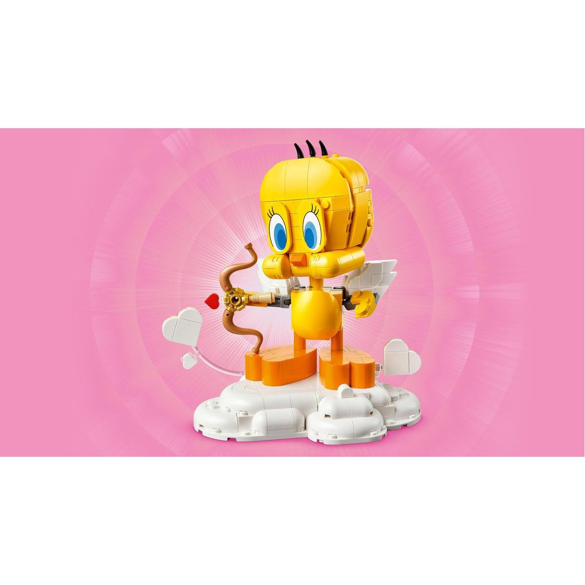 Żółta figurka Tweety'ego jako Kupidyna, trzymająca łuk i strzałę, stojąca na chmurze na różowym tle.