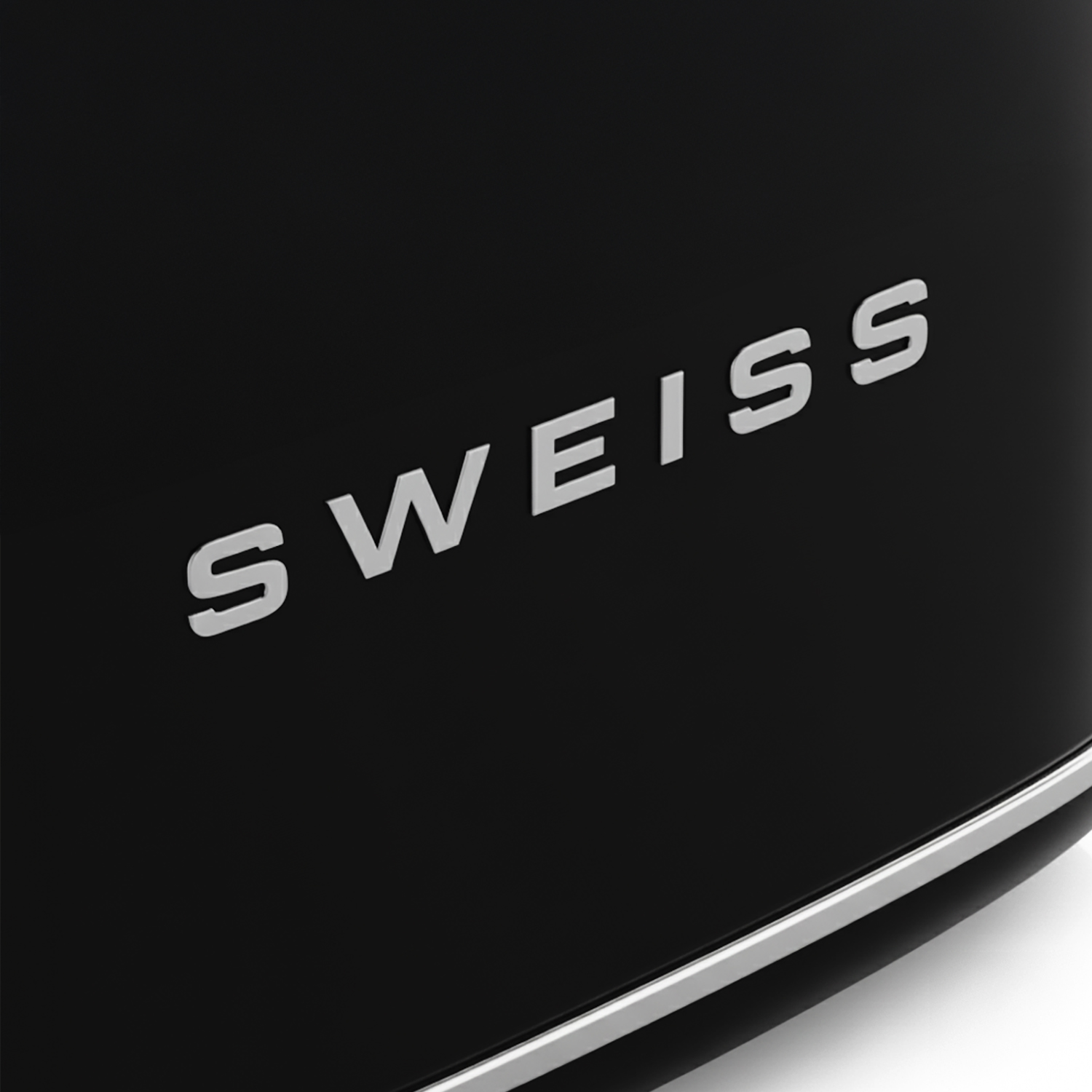 Schwarze, gebogene Oberfläche mit dem Wort 'SWEISS' in silbernen Buchstaben. Eine silberne Zierleiste umrandet den unteren Rand.