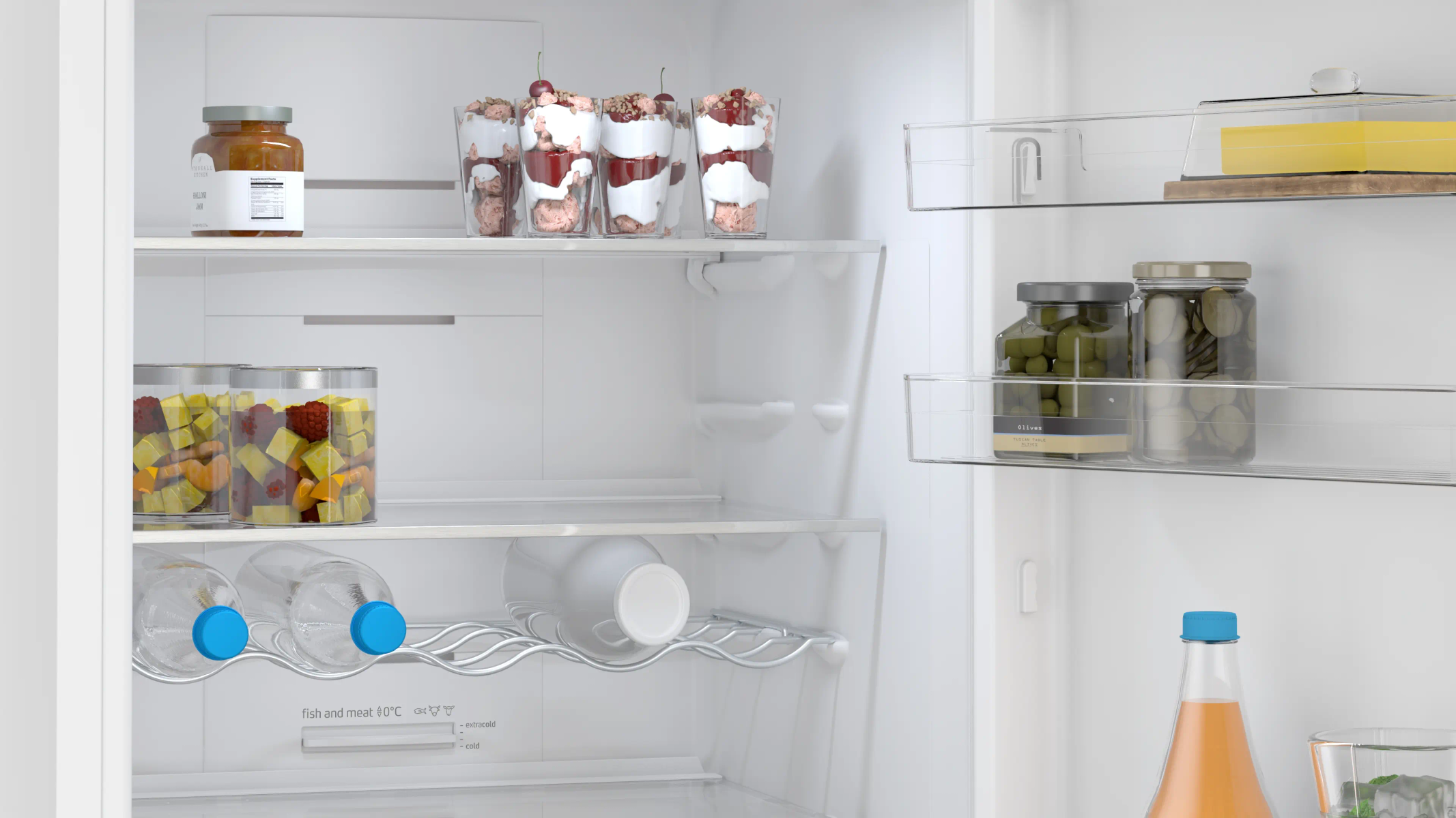 Interior de refrigerador con alimentos: tarro, postres en capas, aceitunas, frutas, bebidas. Estantes y paredes blancas.