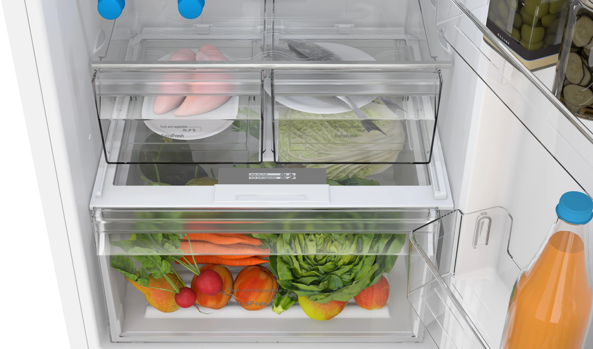 Interior de refrigerador lleno de productos frescos: zanahorias, manzanas, lechuga y col. También son visibles filetes de pescado rosa y aceitunas.