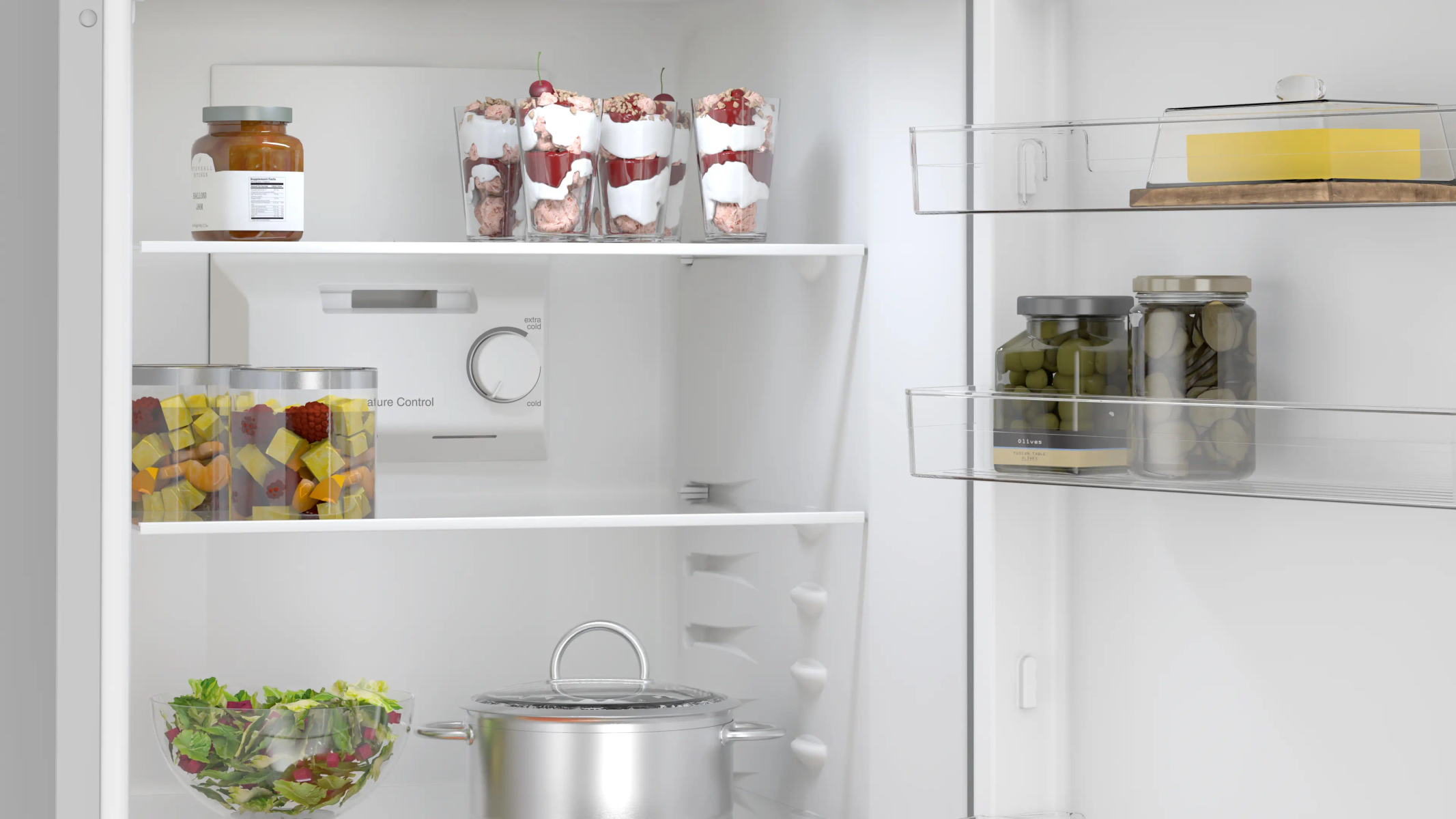 Interno di frigorifero con vari alimenti: barattolo di marmellata, dessert a strati, frutta in vasetti, olive, burro, insalata e una pentola.