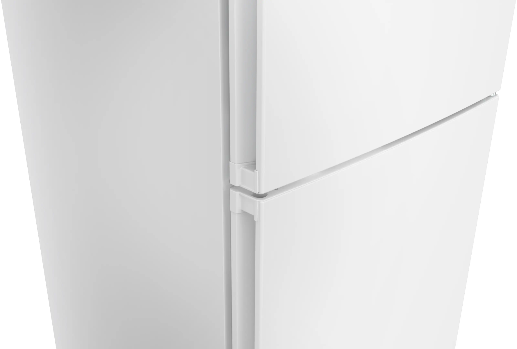 Primer plano de un refrigerador blanco. Las puertas están cerradas, con una costura y bisagras visibles. El fondo es blanco.