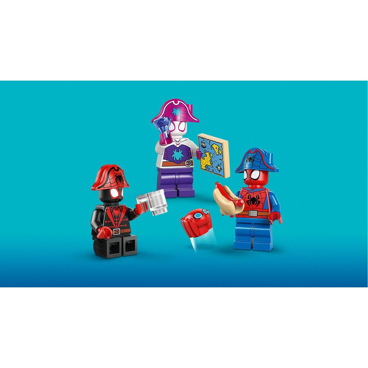 Tres figuras Lego de Spider-Man: una con una jarra, otra con un mapa y otra con un perrito caliente. Todos con disfraces.
