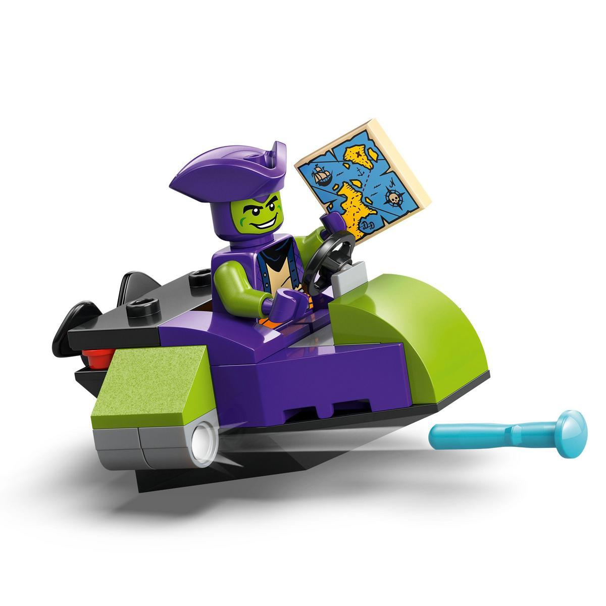 Figurka pirata Lego w fioletowym pojeździe, trzymająca mapę. Pojazd ma zielone i czarne części. Niebieski kołek jest w pobliżu.
