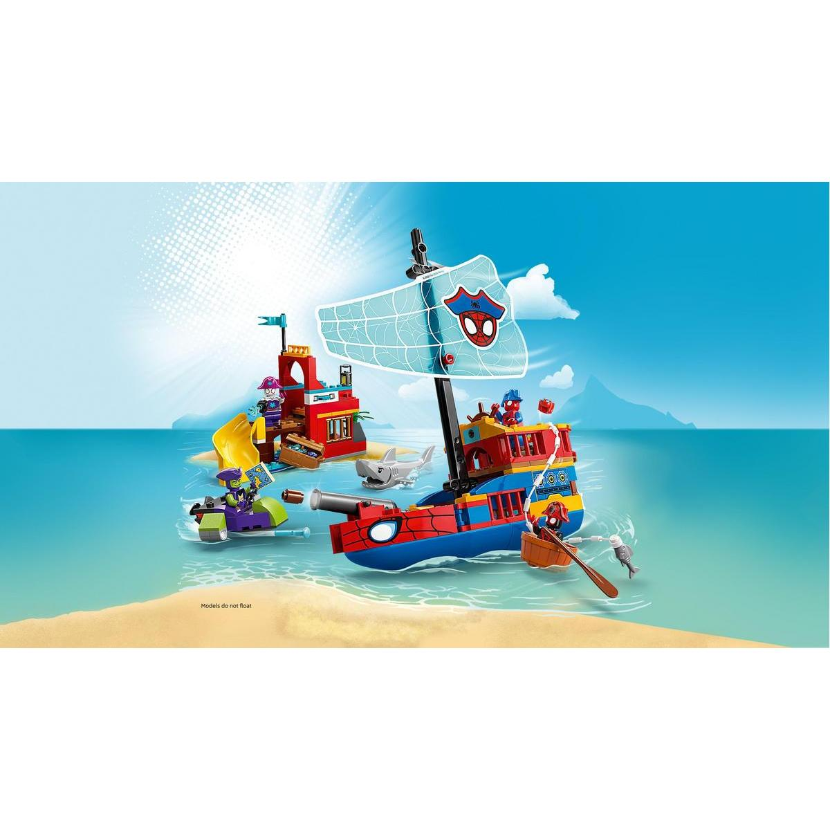 Zabawka pirackiego statku Spider-Man z żaglem, zjeżdżalnią i innymi strukturami zabawek. Tło przedstawia wodę i niebo.