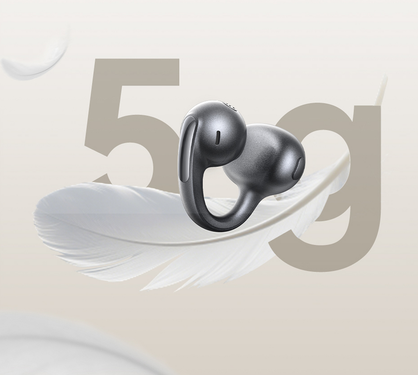 Un auricolare grigio poggia su una piuma bianca. Sullo sfondo, un grande '5g' marrone chiaro e uno sfondo beige chiaro.
