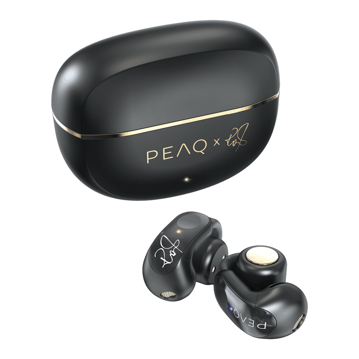 Auriculares y estuche de carga negros con detalles dorados. El estuche está etiquetado con 'PEAQ x' y una firma.