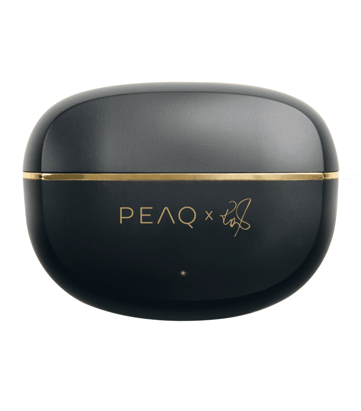 Estuche negro para auriculares con ribete dorado y letras 'PEAQ x' y una firma. El estuche es ovalado y se apoya sobre un fondo negro.