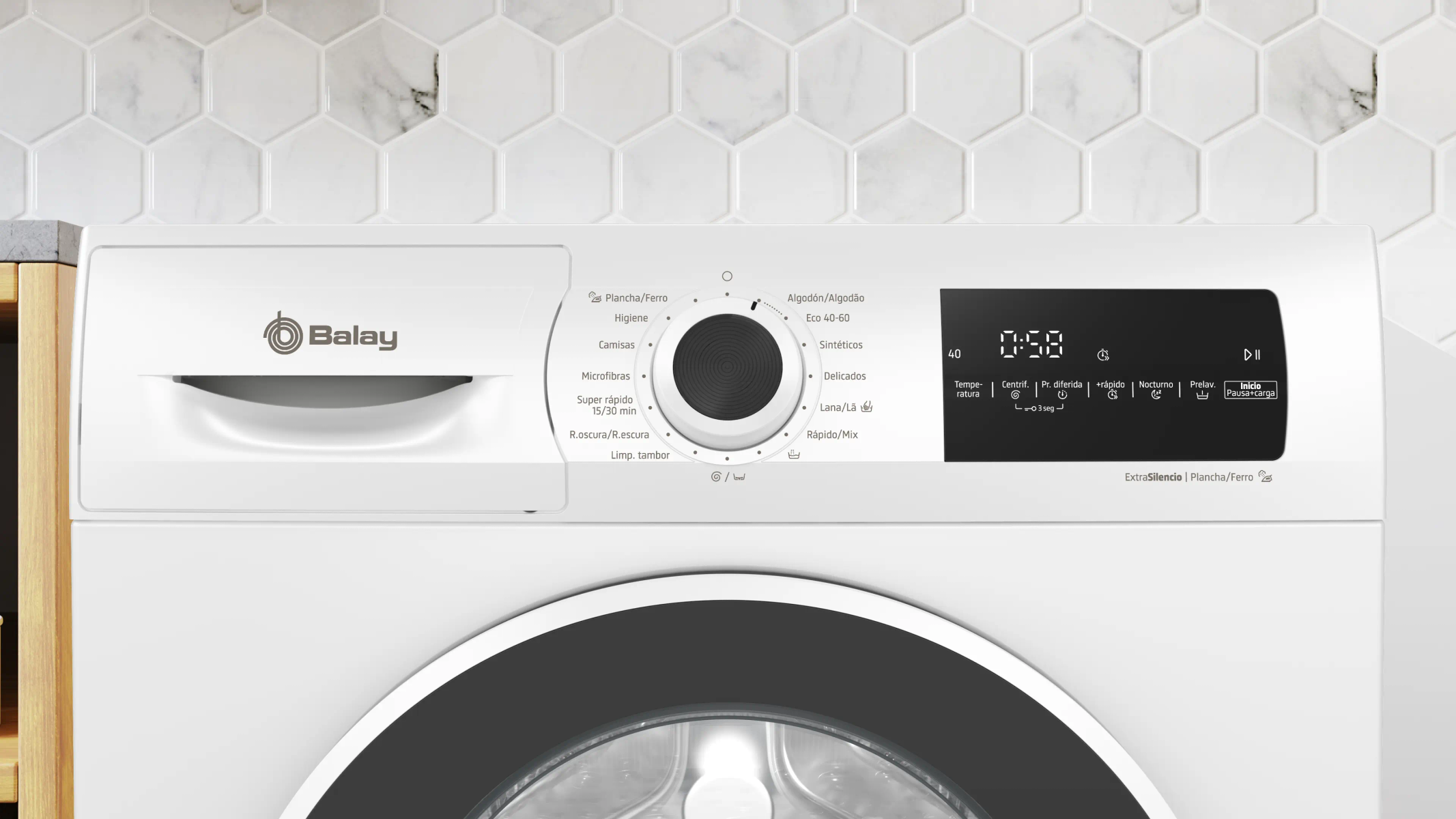 Una lavadora blanca con panel de control negro. Tiene un dial y una pantalla digital que muestra la hora.
