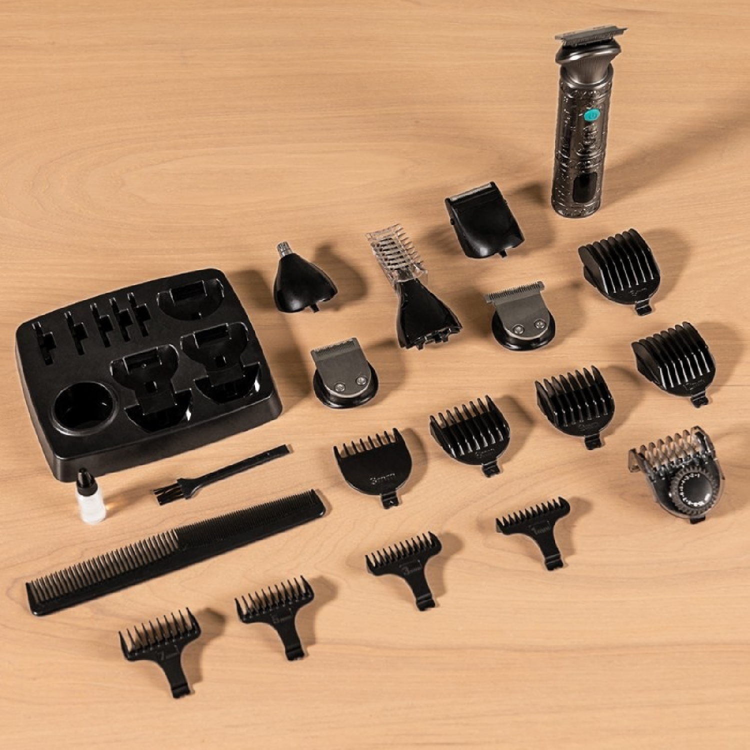 Ein Pflege-Set mit Trimmer, verschiedenen Aufsätzen, Kamm, Bürste und einem Ständer, angeordnet auf einer Holzoberfläche.