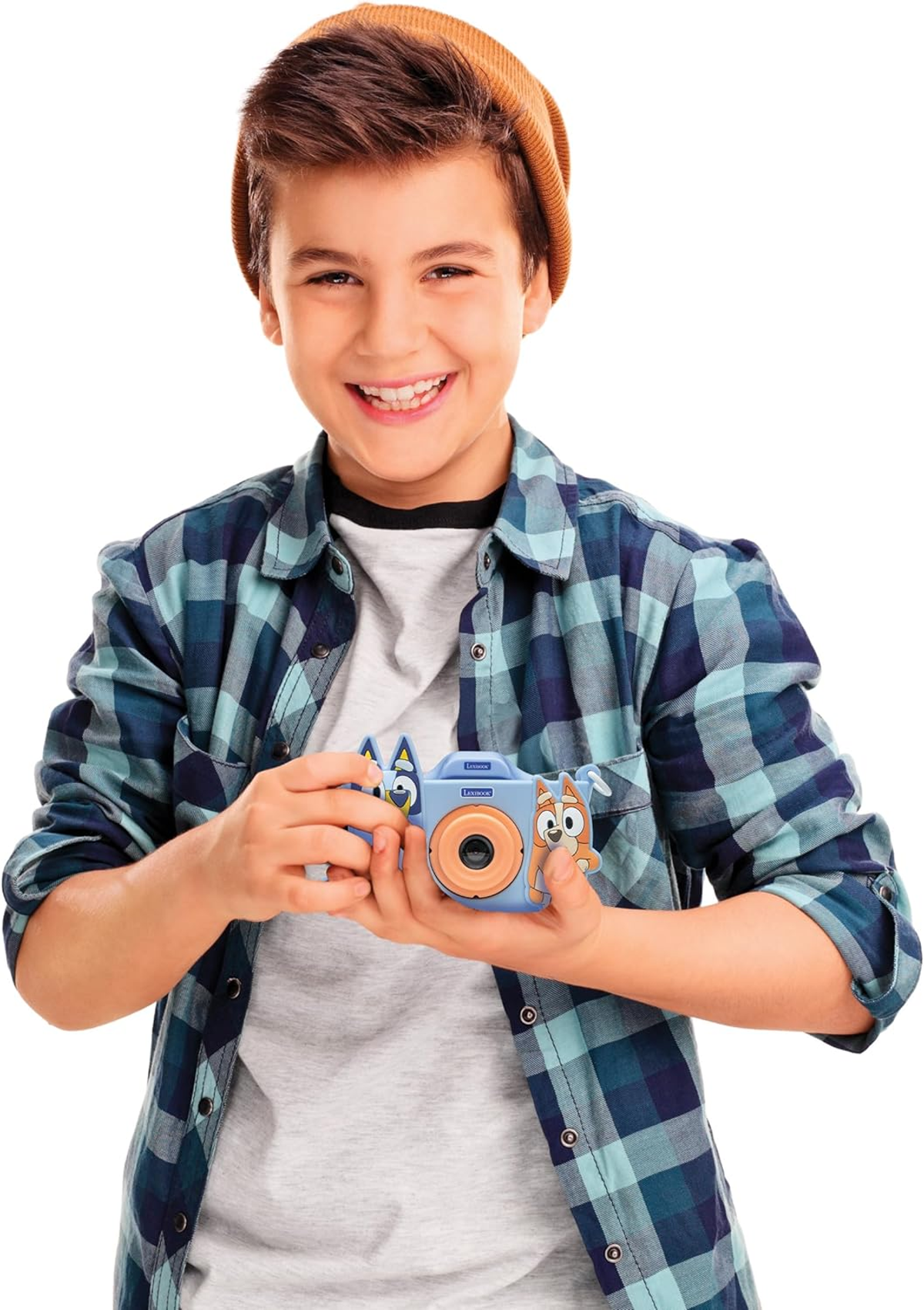 Un ragazzo sorridente con un berretto e una camicia a quadri tiene in mano una fotocamera giocattolo blu con personaggi dei cartoni animati.
