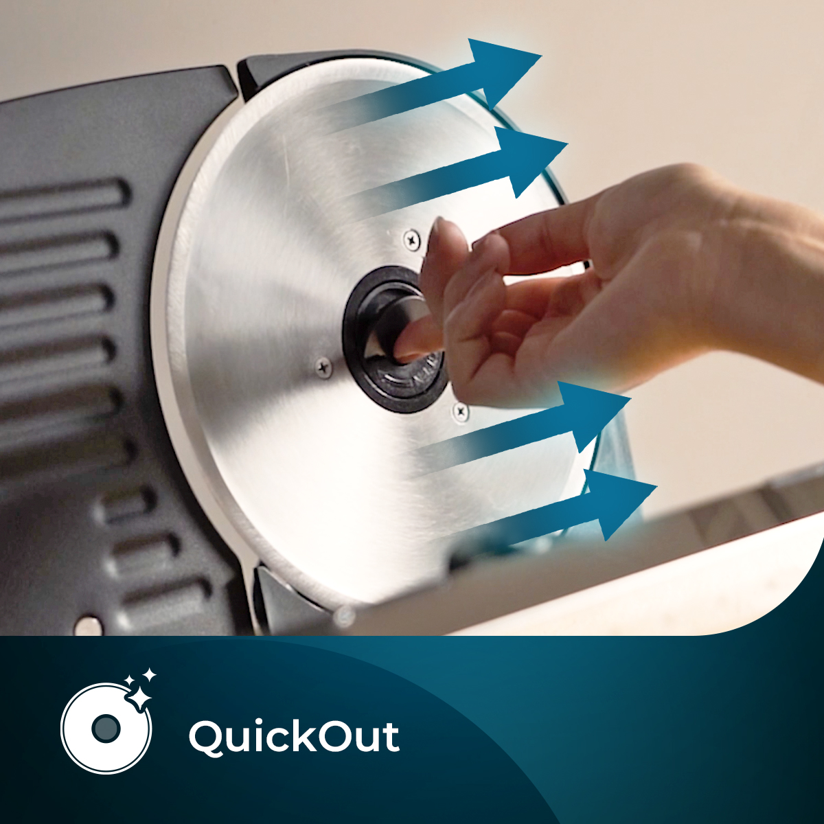 Ręka reguluje ostrze krajalnicy. Niebieskie strzałki wskazują. Krajalnica jest czarno-srebrna. Logo QuickOut na dole.