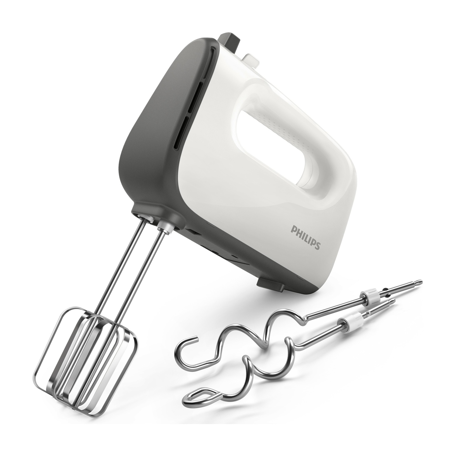 Un frullatore a mano Philips bianco e grigio con due set di accessori su una superficie bianca. Il frullatore è angolato.