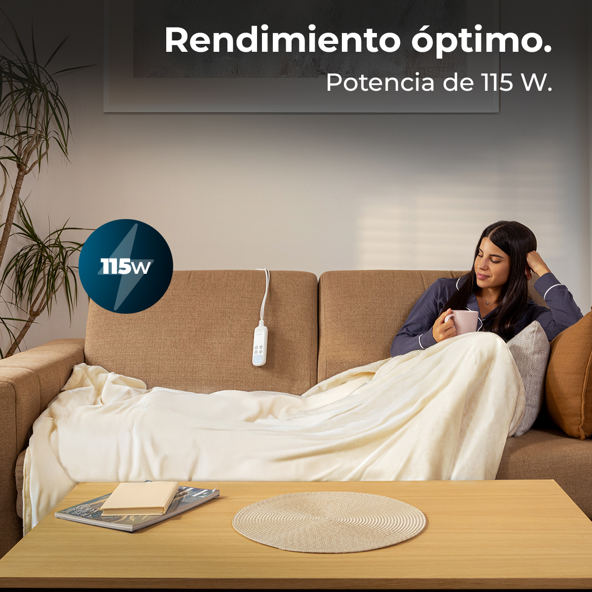Mujer en sofá con manta, sosteniendo taza. La escena incluye mesa de centro con libro, alfombra redonda y fuente de energía.