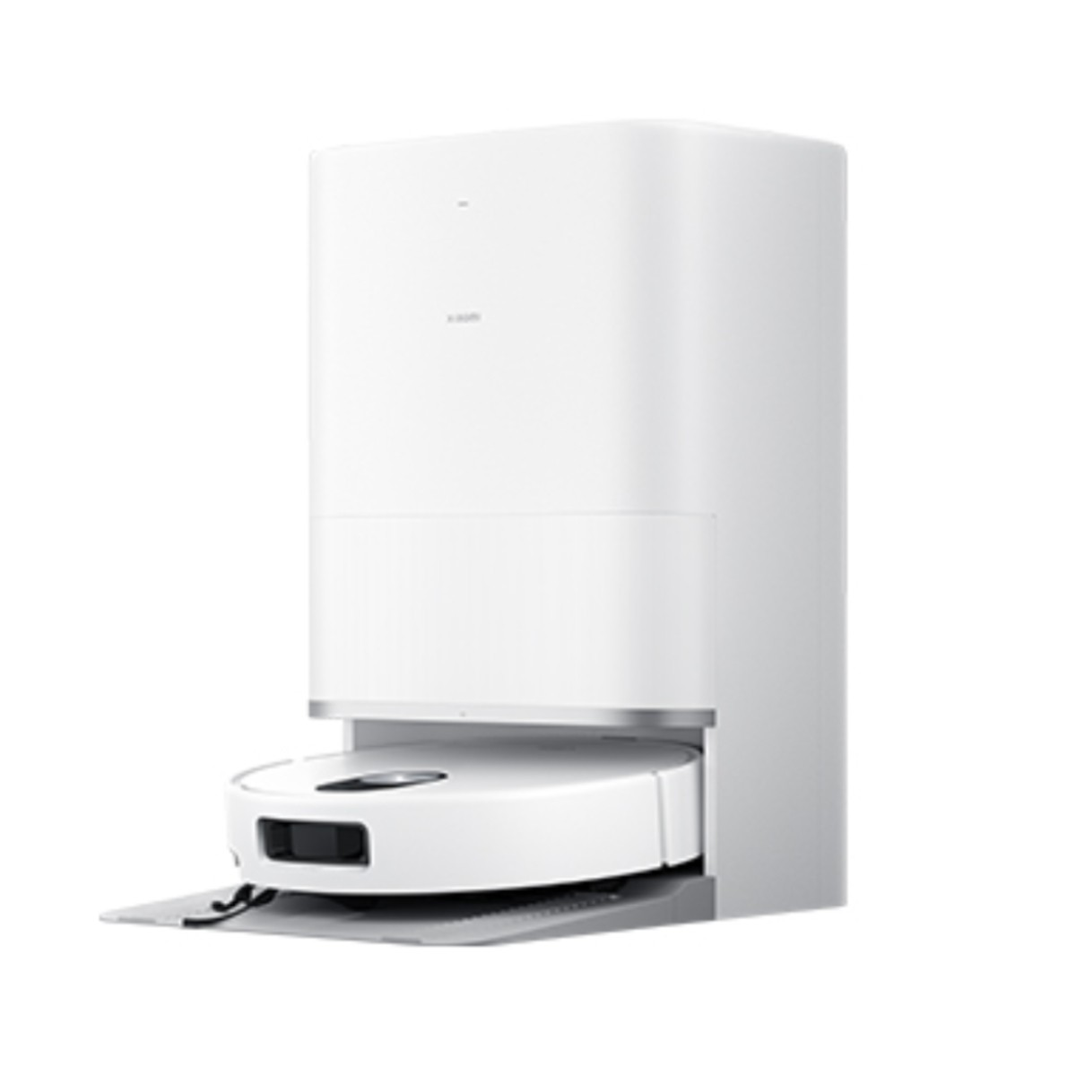 Biały odkurzacz automatyczny jest zadokowany w stacji ładująco-czyszczącej. Stacja jest również biała, o wysokiej, prostokątnej konstrukcji.