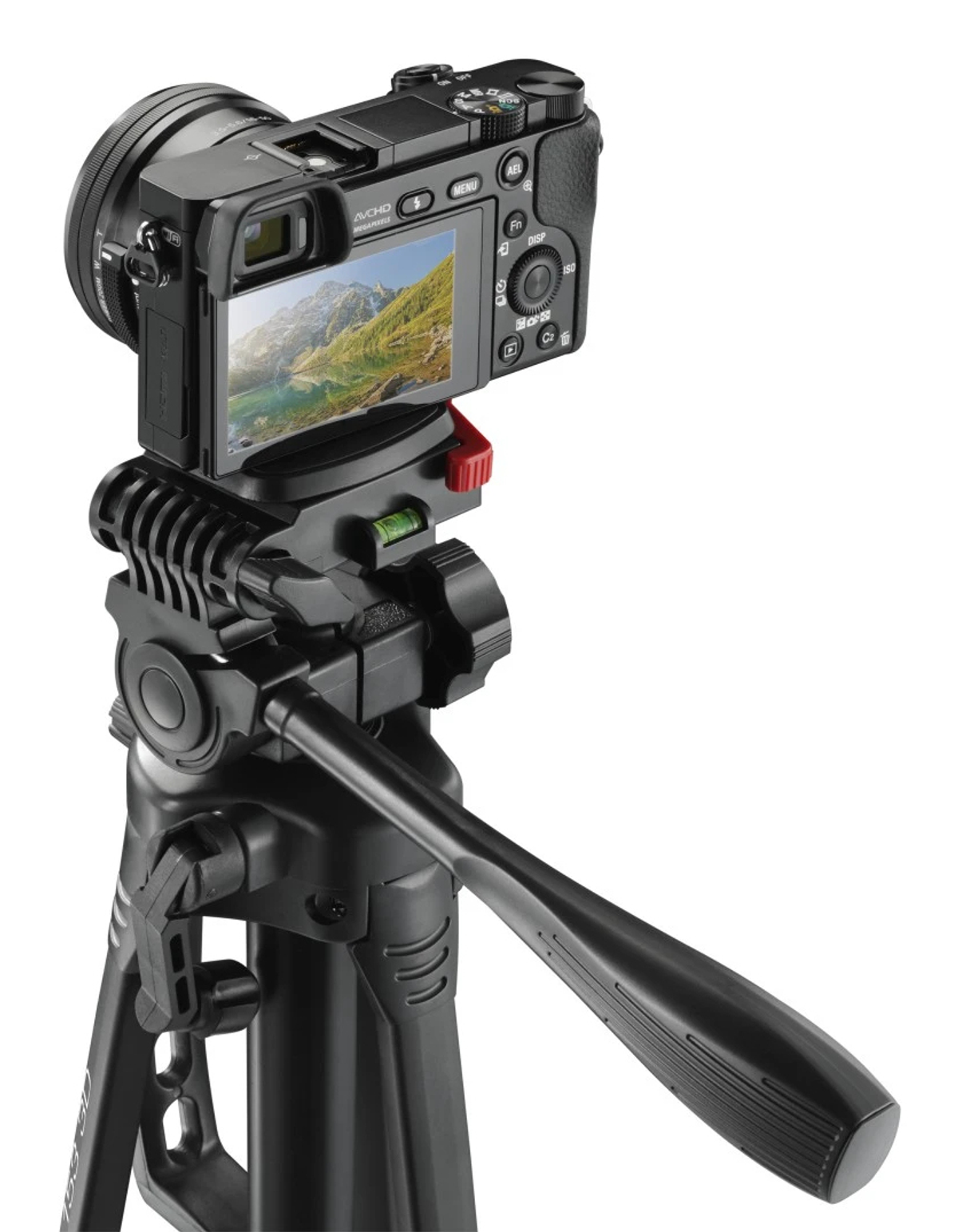 Una fotocamera nera è montata su un treppiede. La fotocamera mostra un'immagine del paesaggio. Il treppiede è nero, con una maniglia.