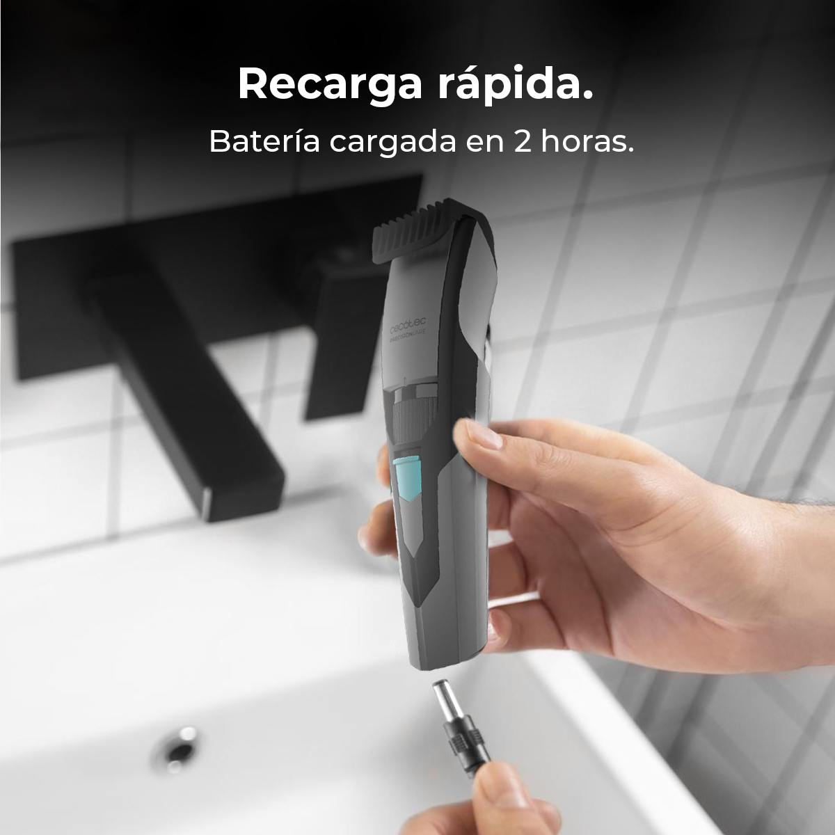Una persona sostiene una recortadora gris y negra. La recortadora está cerca de un lavabo blanco. El texto dice: 'Carga rápida. Batería cargada en 2 horas'.