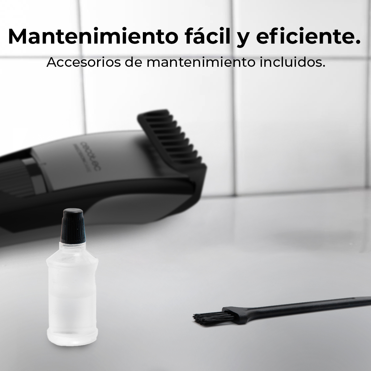 Un kit de aseo que incluye una recortadora negra y gris, un cepillo de limpieza y una botella. Texto en español arriba.