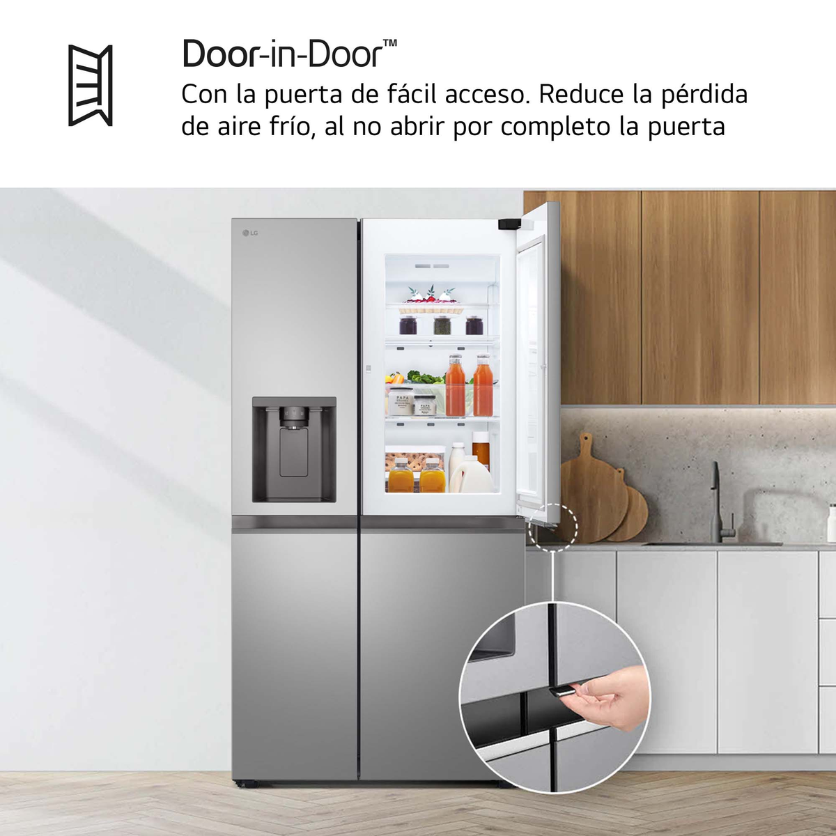 Un refrigerador moderno con la puerta entreabierta, mostrando estantes con comida. Una mano abre la puerta. El fondo muestra una cocina.
