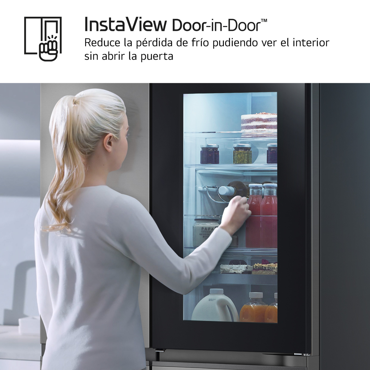 Una mujer toca la puerta de un refrigerador. Dentro, hay comida y bebidas. El texto dice InstaView Door-in-Door.