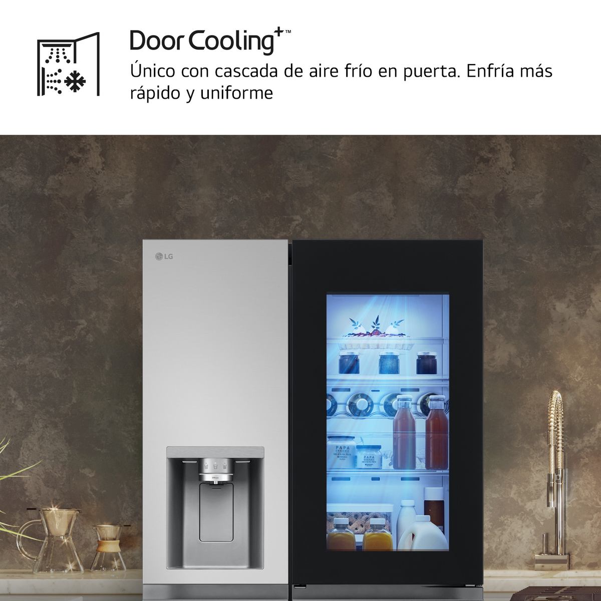 Un refrigerador LG con puerta plateada y puerta negra. La puerta negra es una pantalla transparente. El fondo es una pared marrón.