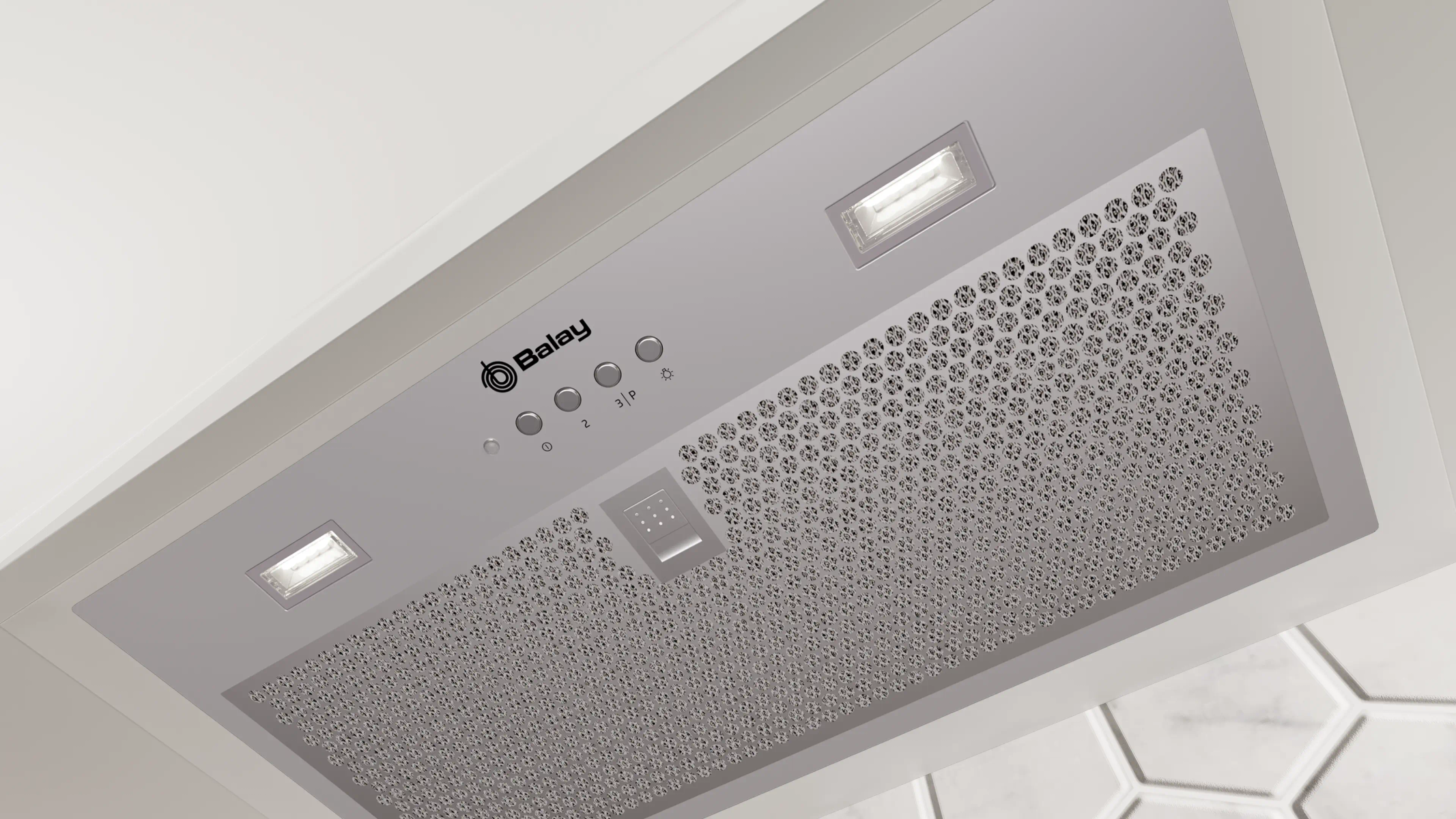 Primer plano de una campana extractora con el logotipo 'Balay', botones de control, luces y un filtro de metal perforado.