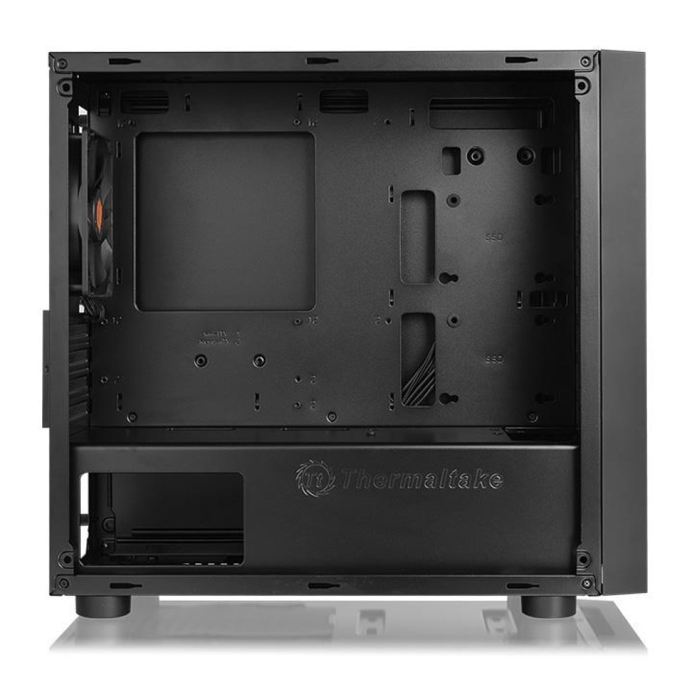 Un case per computer nero, marchio Thermaltake. Presenta varie aperture per i componenti, una ventola e un vano inferiore.