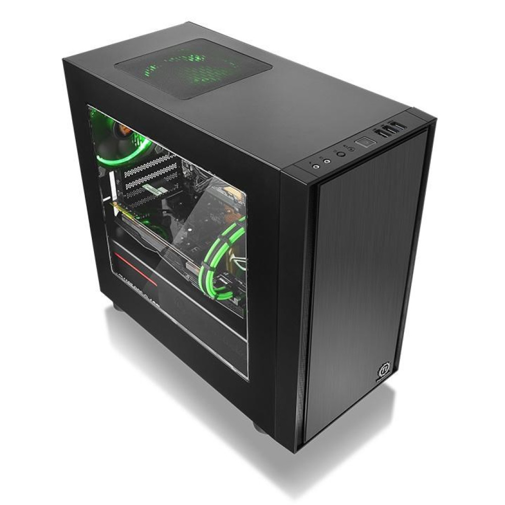 Un case per computer nero con pannello laterale in vetro. Luci verdi all'interno. Il case è su una superficie bianca.